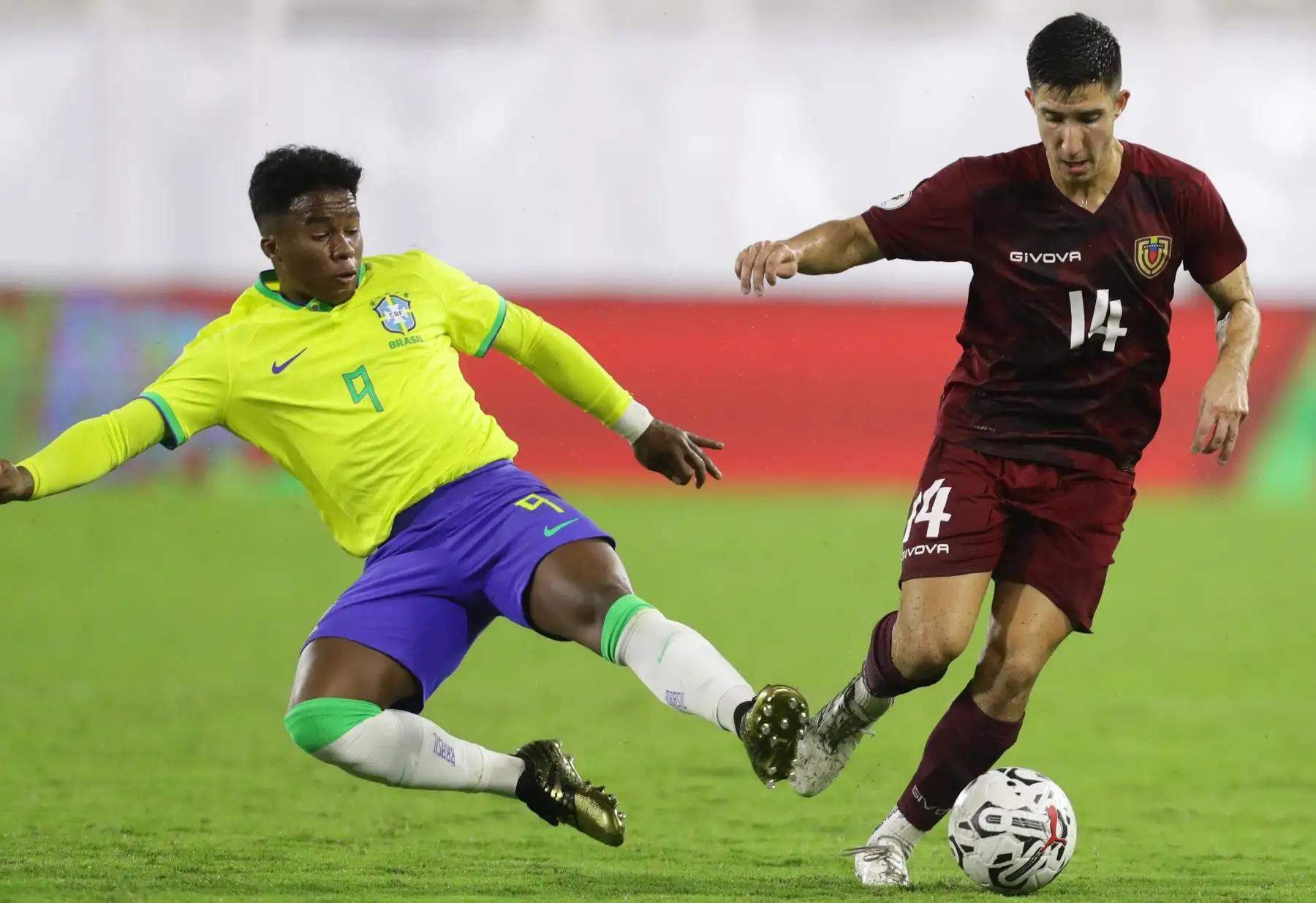 Carlos Faya de Venezuela disputa el balón con Endrick de Brasil hoy, en un partido del Torneo Preolímpico Sudamericano Sub-23 en el estadio Nacional Brígido Iriarte en Caracas. Foto: ANDINA/EFE