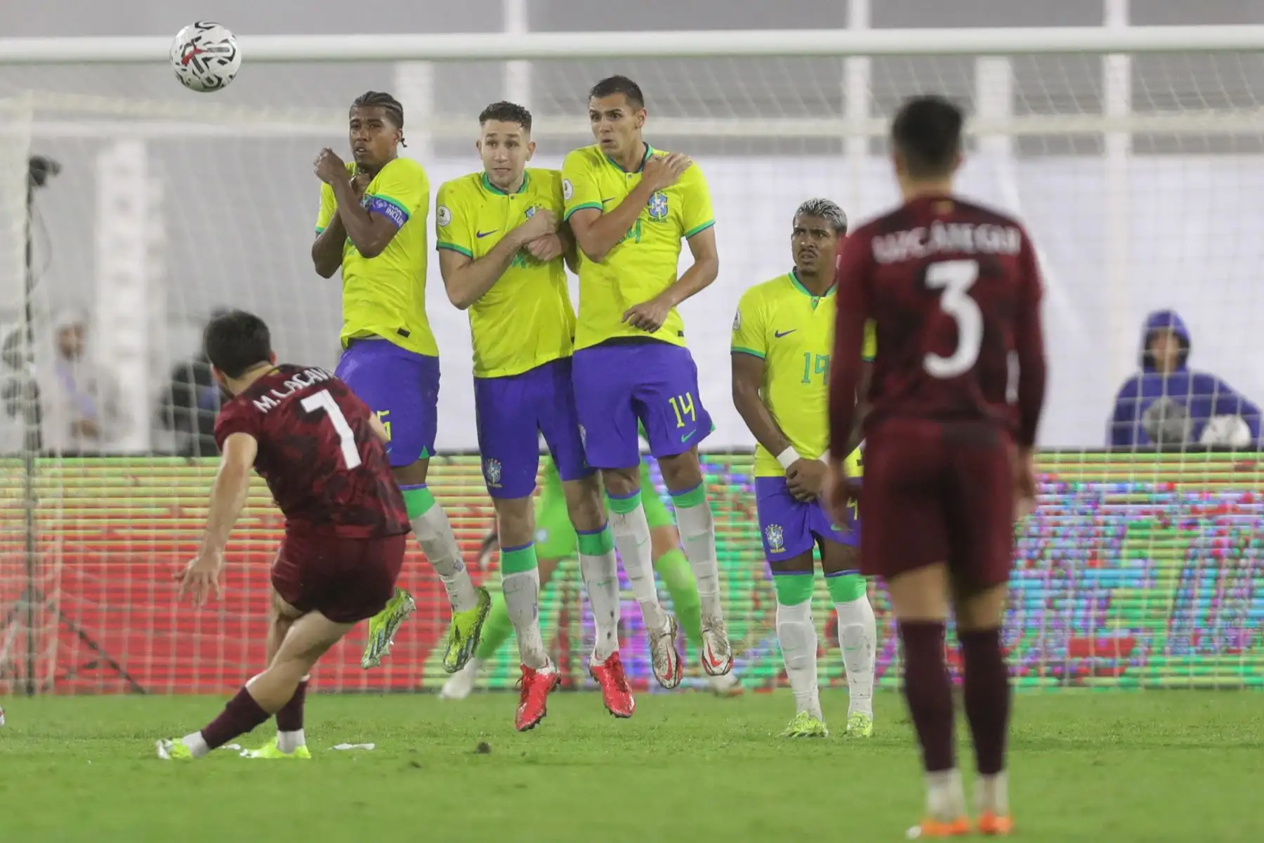 Matías Lacava de Venezuela patea un balón hoy, en un partido del Torneo Preolímpico Sudamericano Sub-23 en el estadio Nacional Brígido Iriarte en Caracas. Foto: ANDINA/EFE