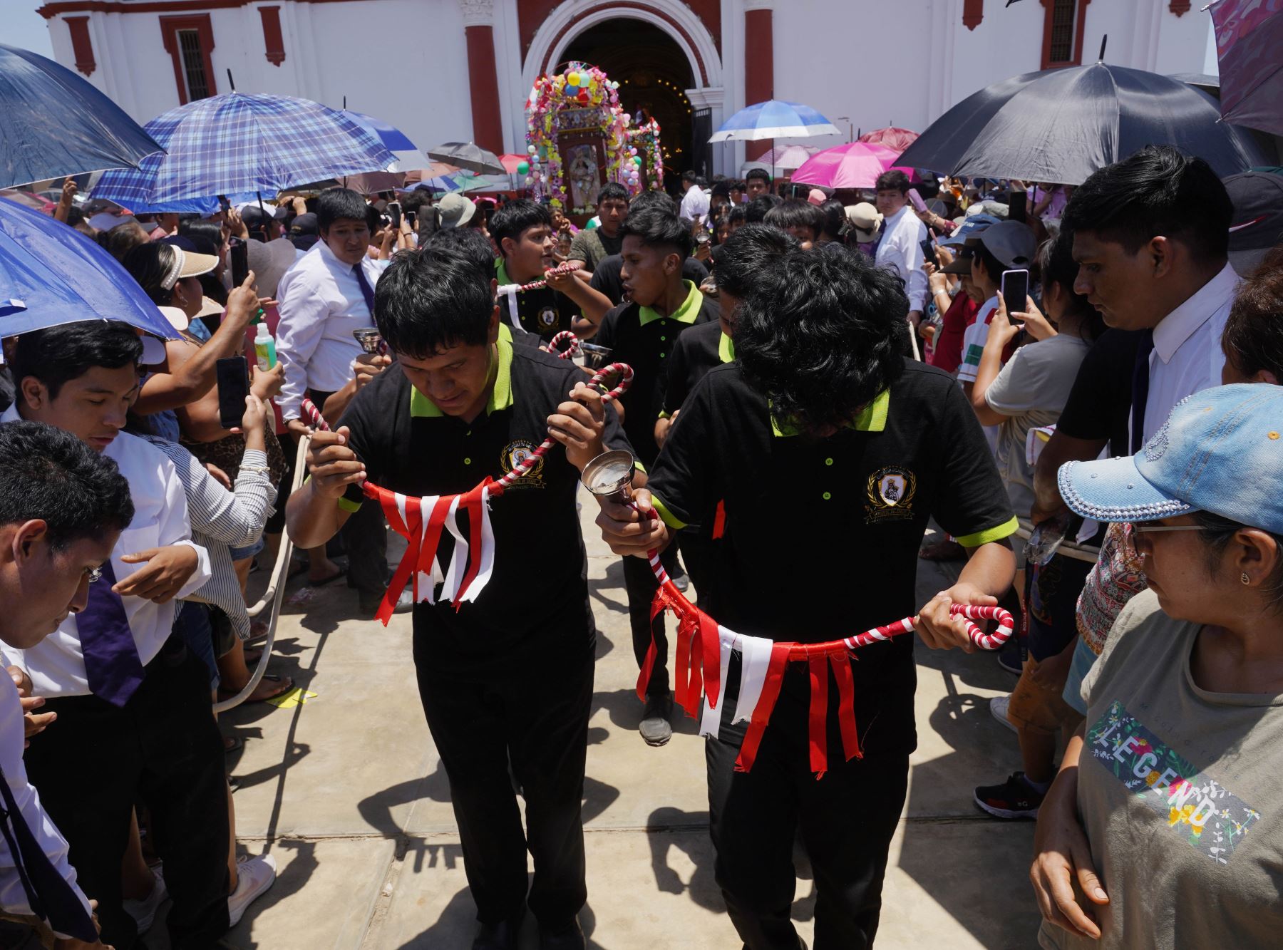 Devotos se congregaron en el Santuario de Nuestra Señora del Rosario de Yauca para celebrar el tradicional Jueves de Comadres, una fiesta llena de alegría, color y fervor religioso. Foto: Genry Bautista