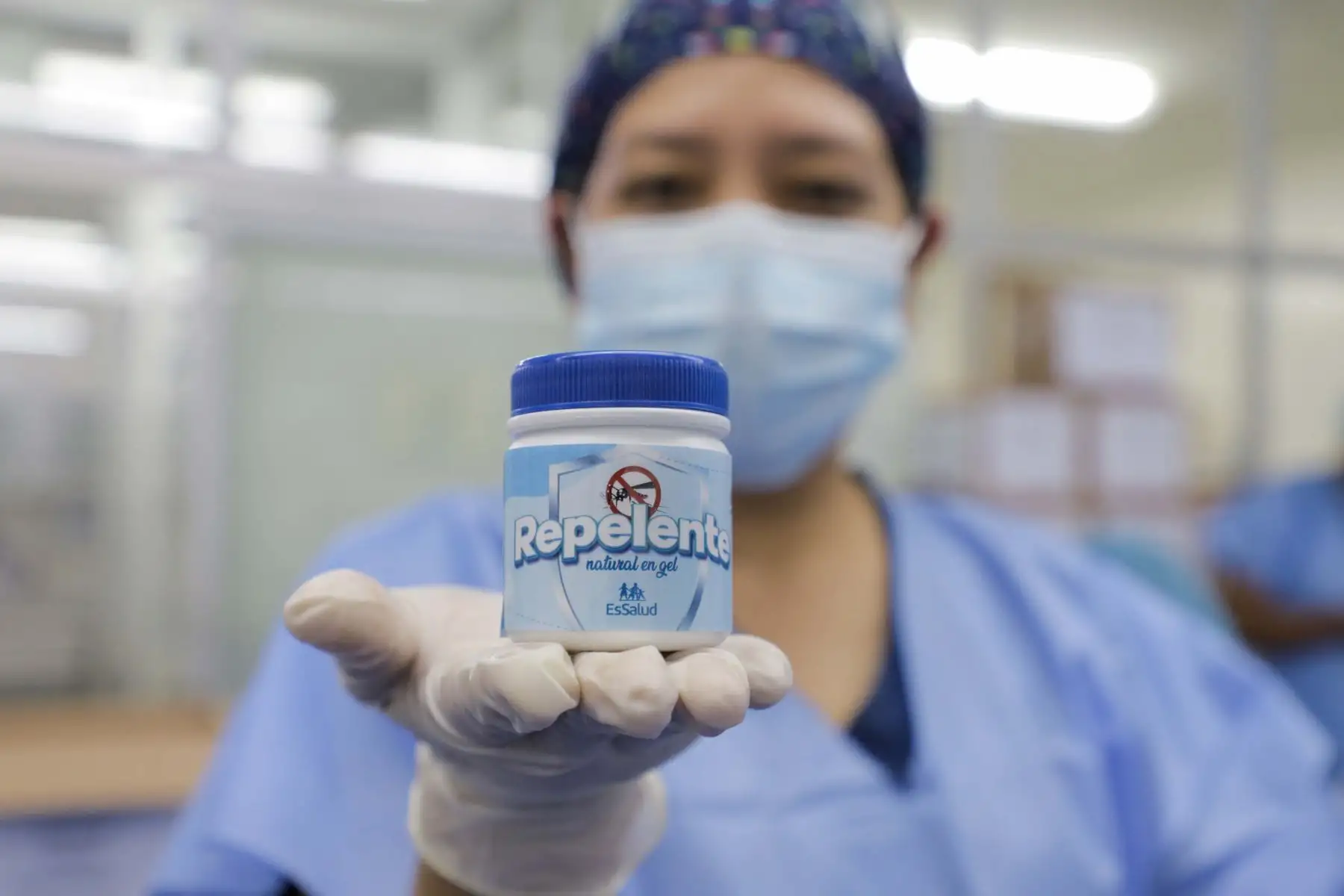 El Seguro Social de Salud (EsSalud) desarrolló un nuevo repelente contra el zancudo que transmite el dengue, que será elaborado por los propios farmacéuticos de centros hospitalarios para que así su distribución sea mayor, tras el aumento de casos de esta enfermedad registrados en el país. Foto: EsSalud