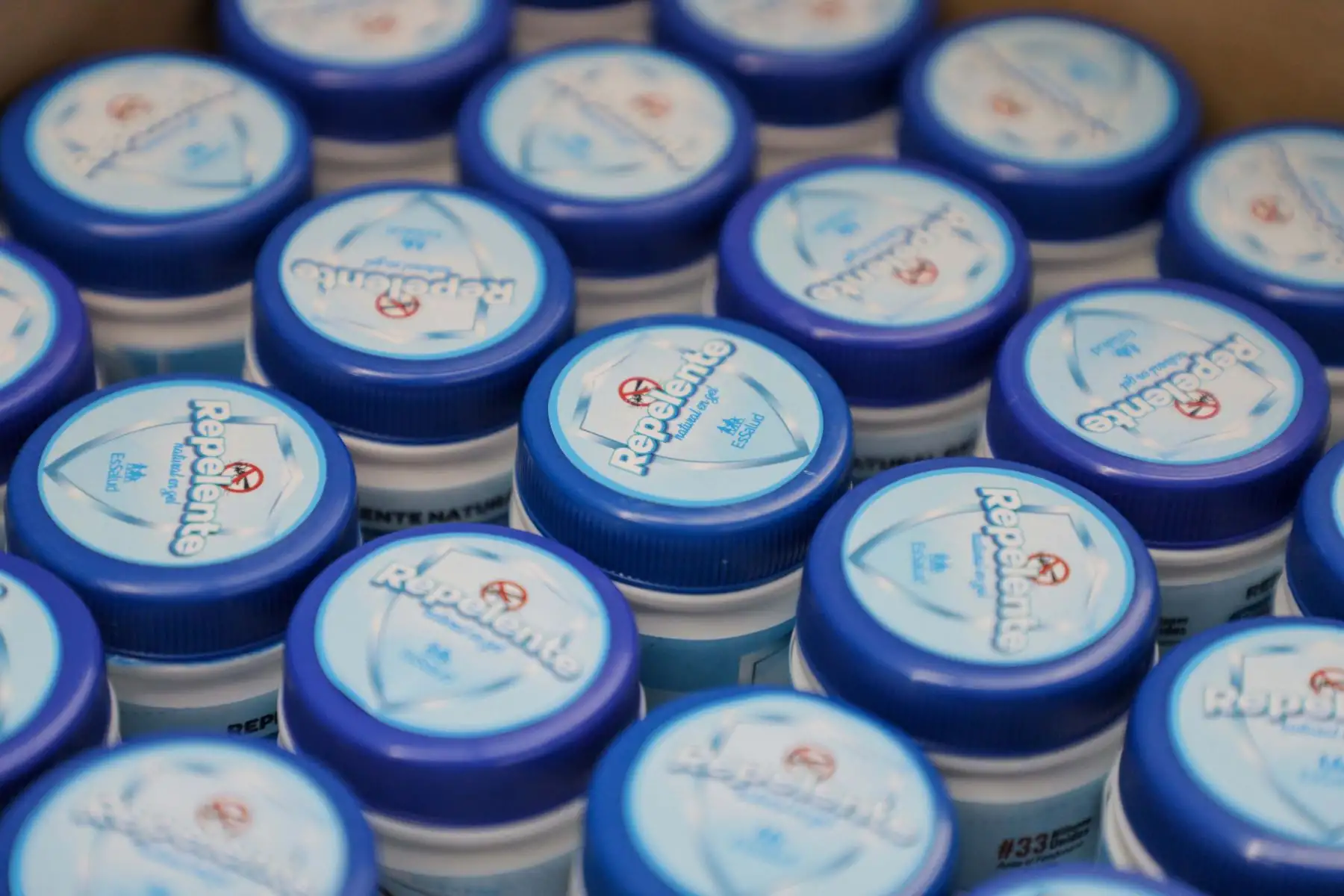 El Seguro Social de Salud (EsSalud) desarrolló un nuevo repelente contra el zancudo que transmite el dengue, que será elaborado por los propios farmacéuticos de centros hospitalarios para que así su distribución sea mayor, tras el aumento de casos de esta enfermedad registrados en el país. Foto: EsSalud