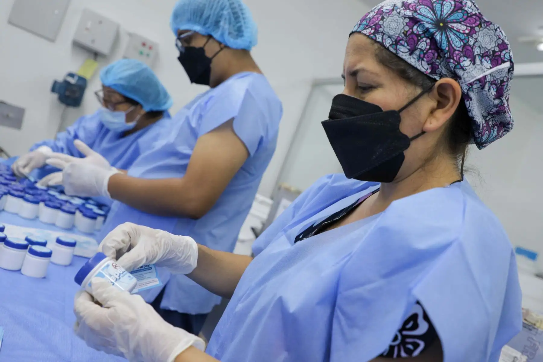 El repelente, que ha sido elaborado por el departamento de farmacia del hospital limeño Edgardo Rebagliati, contiene ingredientes naturales como hierbaluisa y menta. Foto: EsSalud