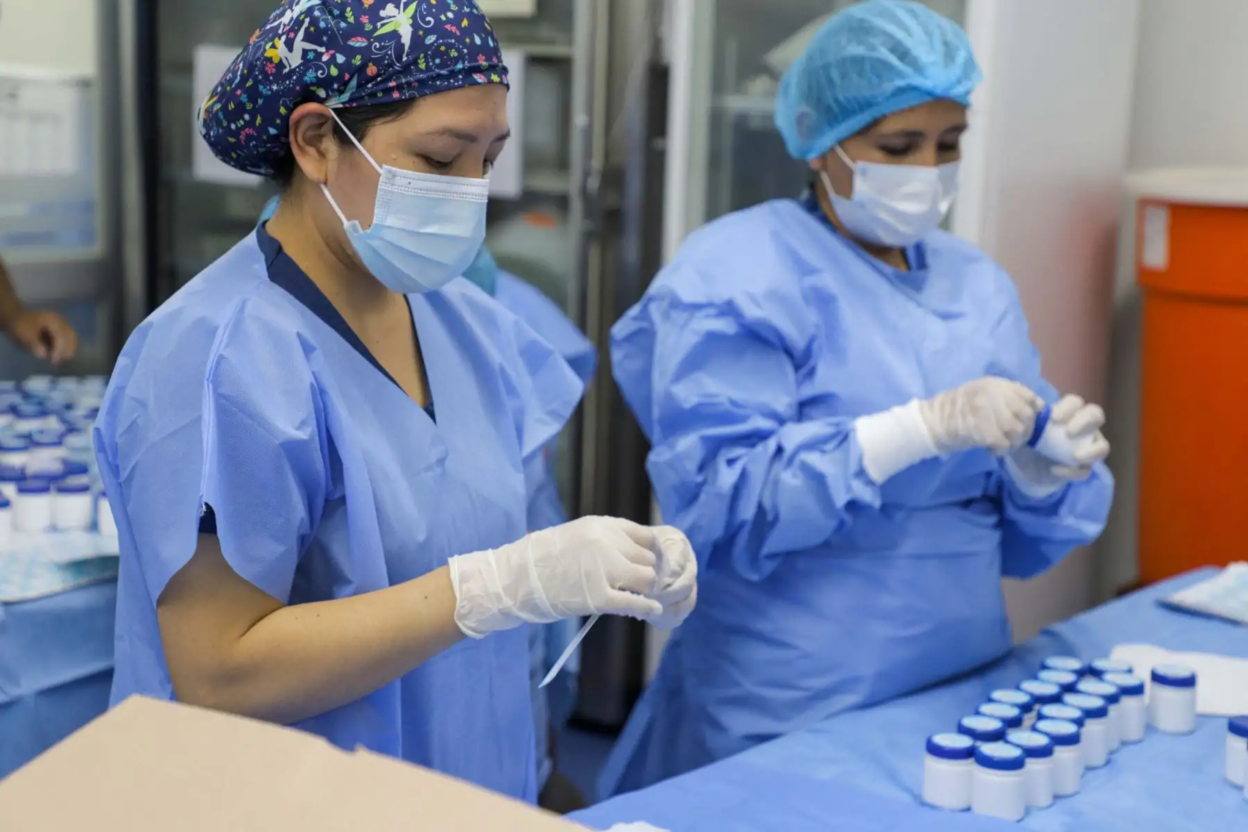 El repelente, que ha sido elaborado por el departamento de farmacia del hospital limeño Edgardo Rebagliati, contiene ingredientes naturales como hierbaluisa y menta. Foto: EsSalud