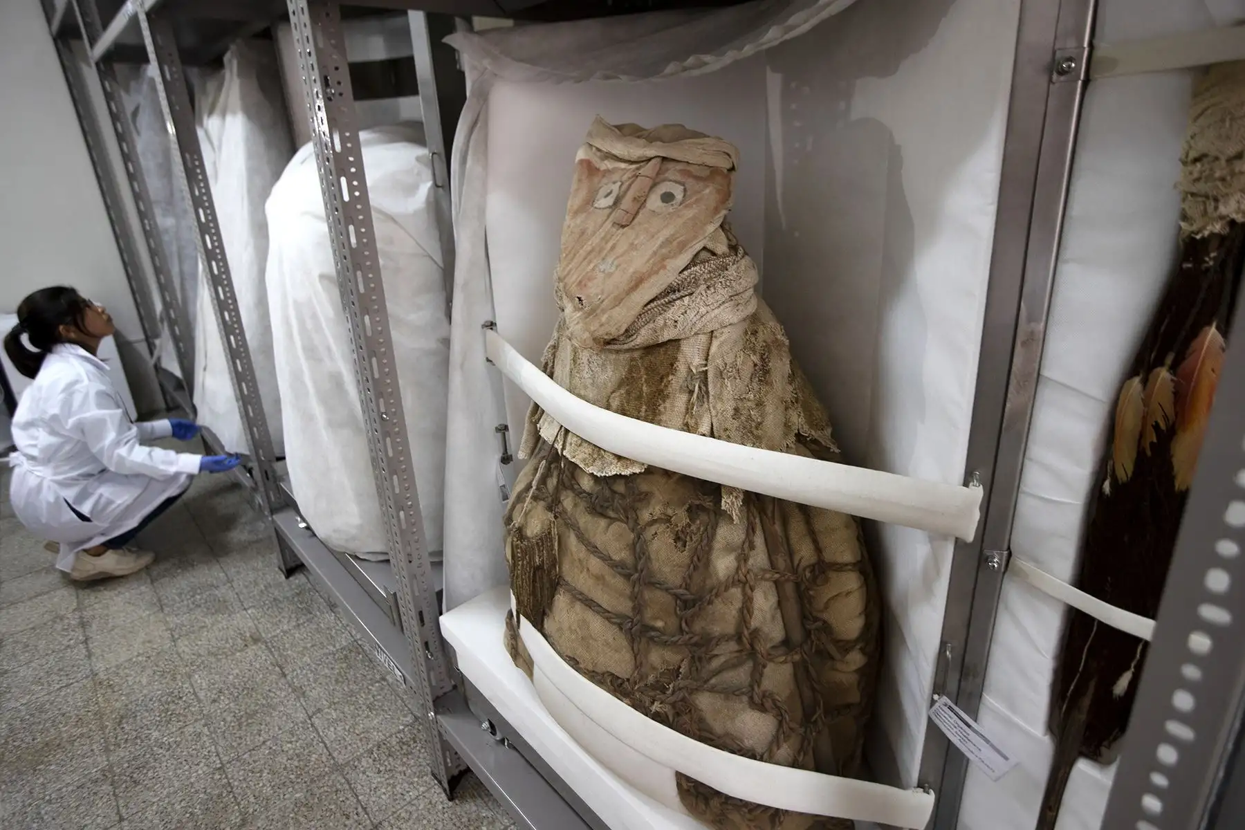 Un grupo de fardos del Museo de Sitio de Puruchuco tienen cabezas falsas confeccionadas con bolsas de algodón y maquilladas por los antiguos ichma. Foto:ANDINA/ Melina Mejía