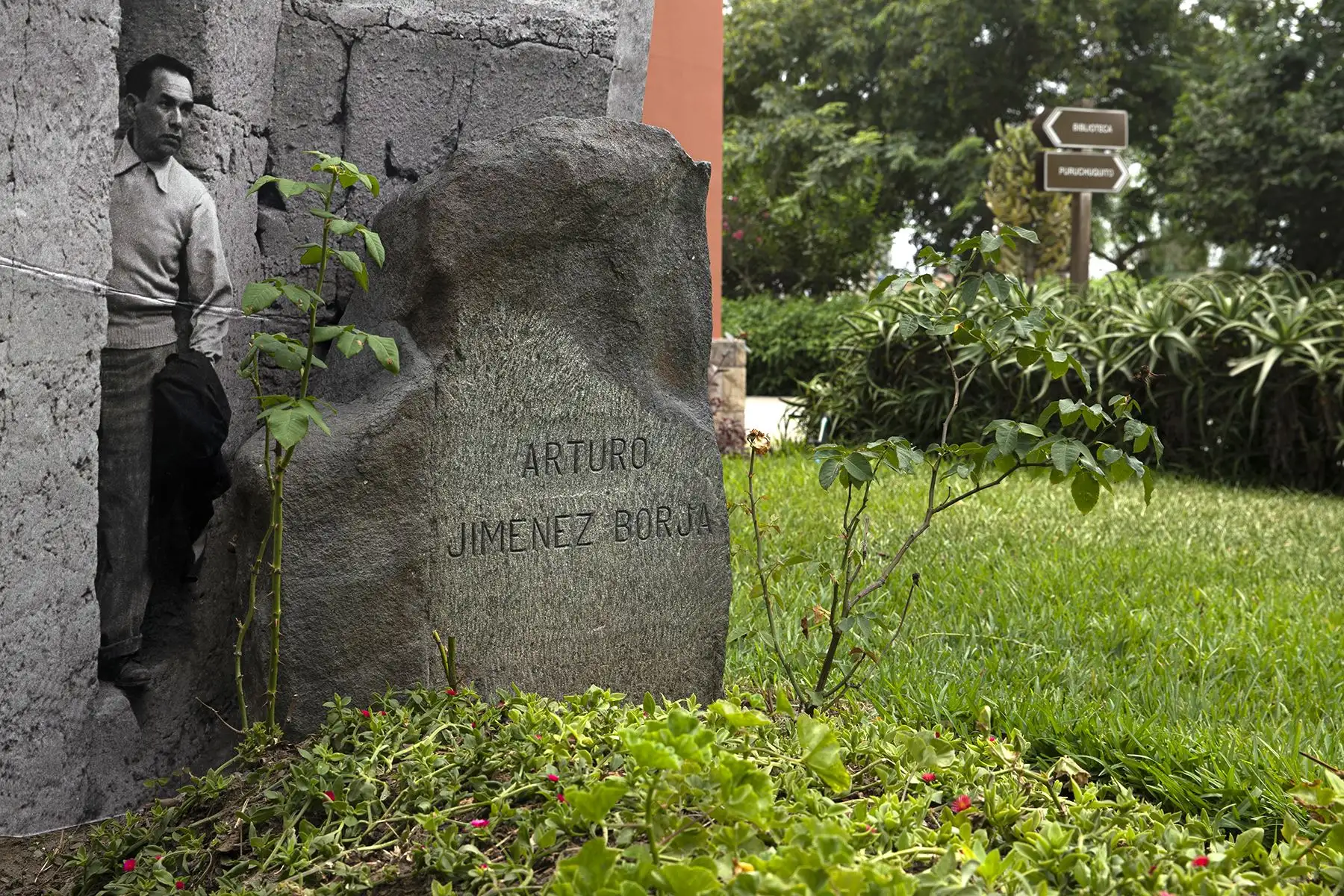 Granito que señala la tumba del arqueólogo Arturo Jiménez Borja en el Museo de Sitio Puruchuco. Foto:ANDINA/ Melina Mejía
