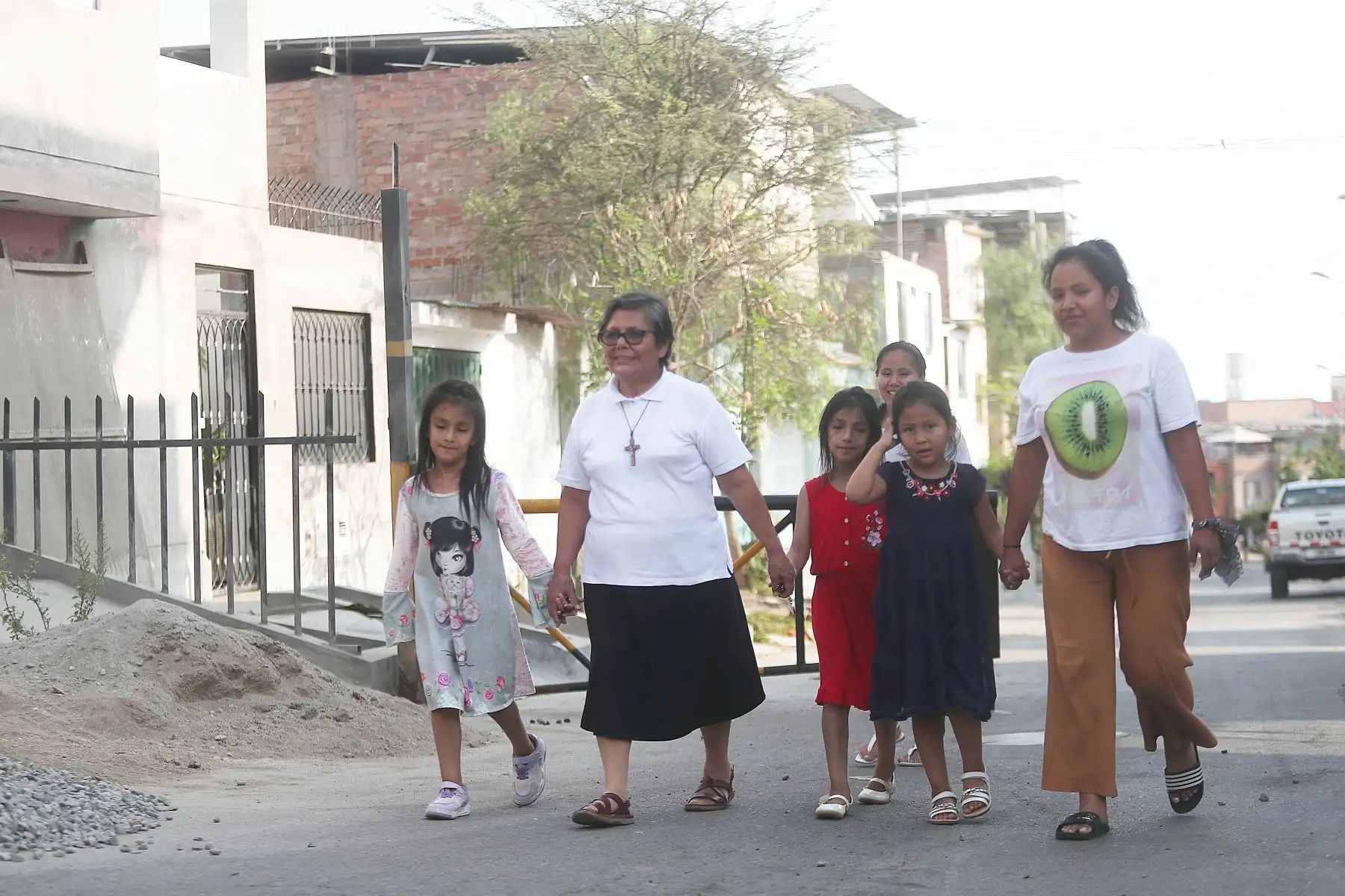 En la casa hogar Talitha Kum ("muchacha, levántate" en idioma arameo), ubicada en San Juan de Miraflores (SJM), viven 18 niñas, adolescentes y jóvenes y un niño de dos años que llegó junto con sus hermanas. En poco tiempo se han constituido en un grupo en donde cada una, a pesar de sus vicisitudes, está aprendiendo a convivir, a quererse, a ser responsable y confiar entre ellas. 
Foto: ANDINA/Ricardo Cuba
