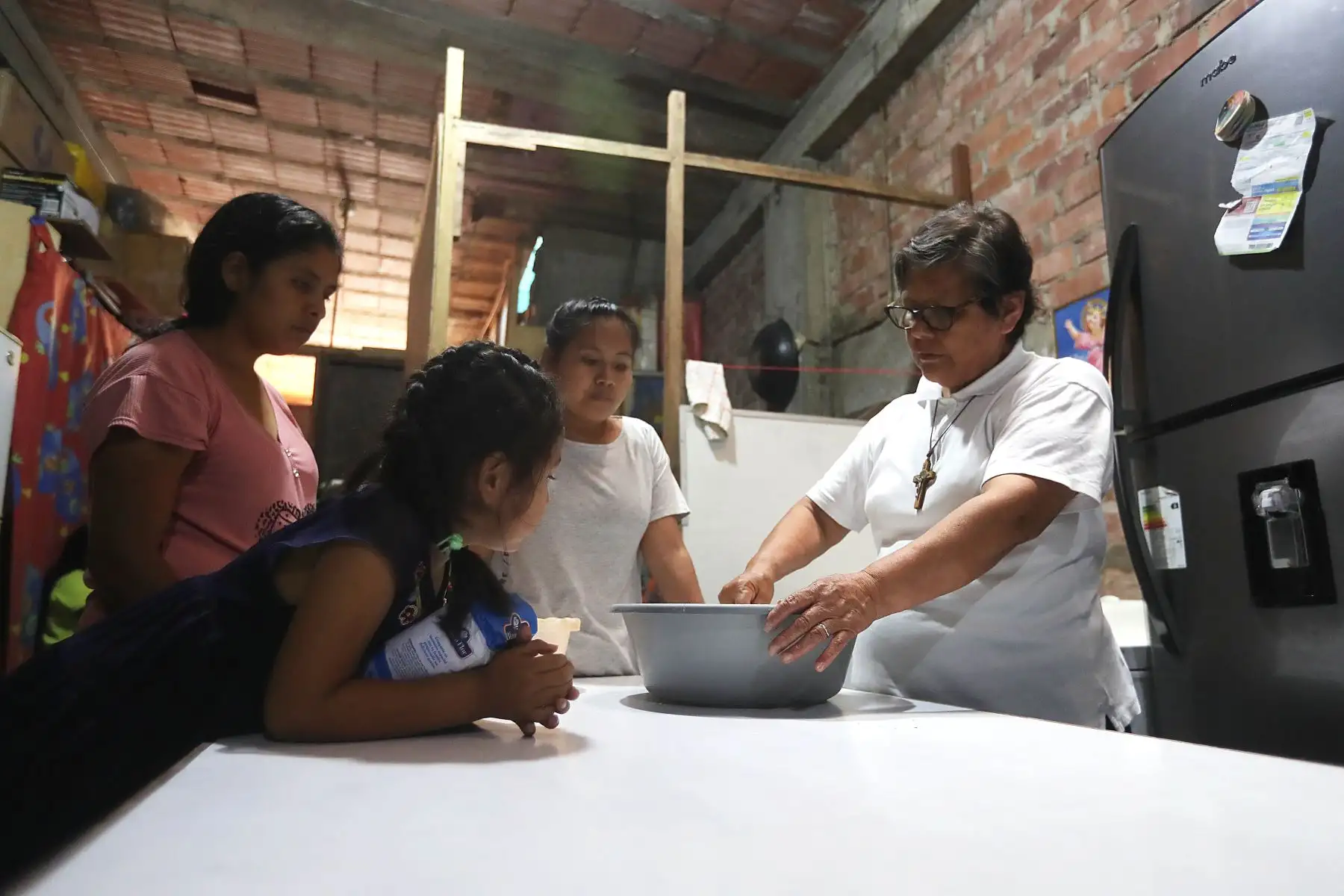 En la casa hogar Talitha Kum ("muchacha, levántate" en idioma arameo), ubicada en San Juan de Miraflores (SJM), viven 18 niñas, adolescentes y jóvenes y un niño de dos años que llegó junto con sus hermanas. En poco tiempo se han constituido en un grupo en donde cada una, a pesar de sus vicisitudes, está aprendiendo a convivir, a quererse, a ser responsable y confiar entre ellas. 
Foto: ANDINA/Ricardo Cuba
