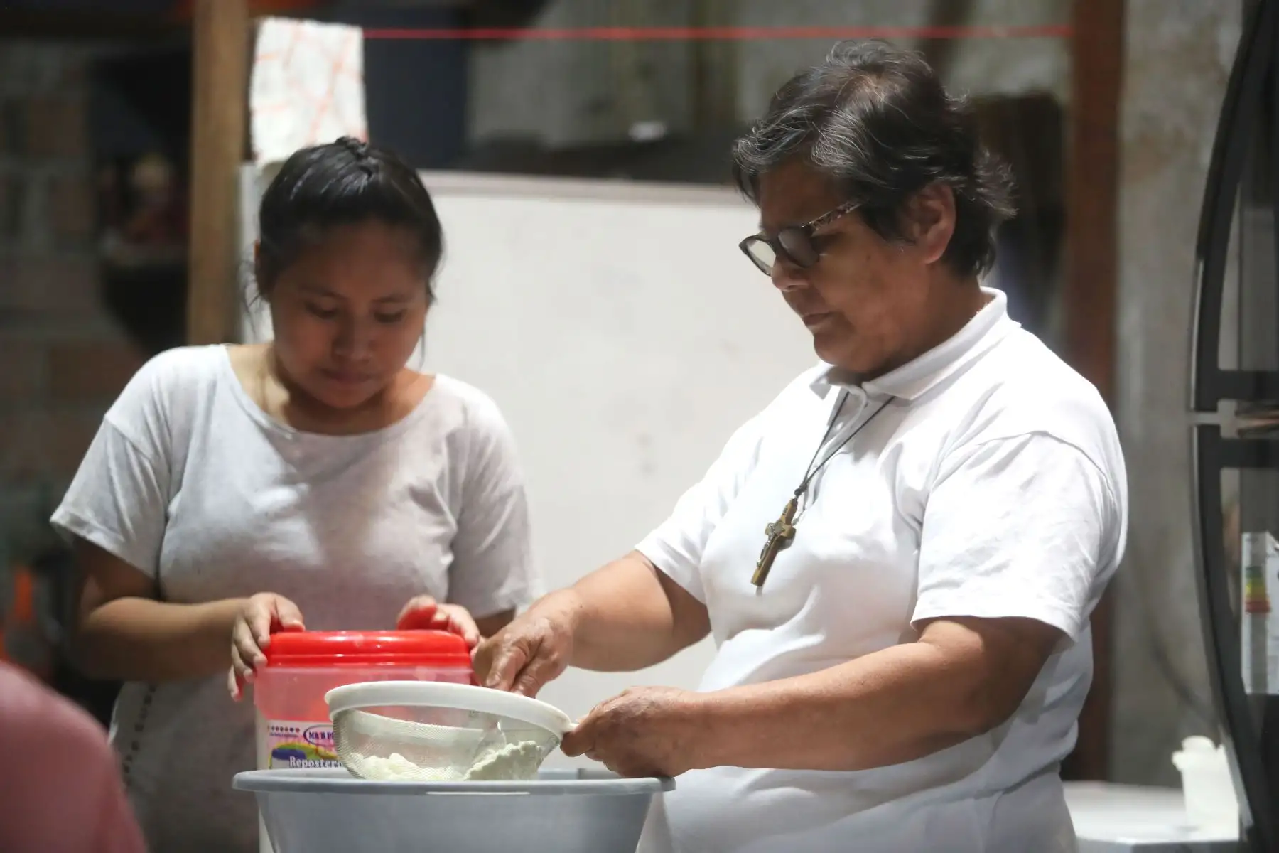 La madre enseña a cocinar a una de las adolescentes albergadas

Foto: ANDINA/Ricardo Cuba