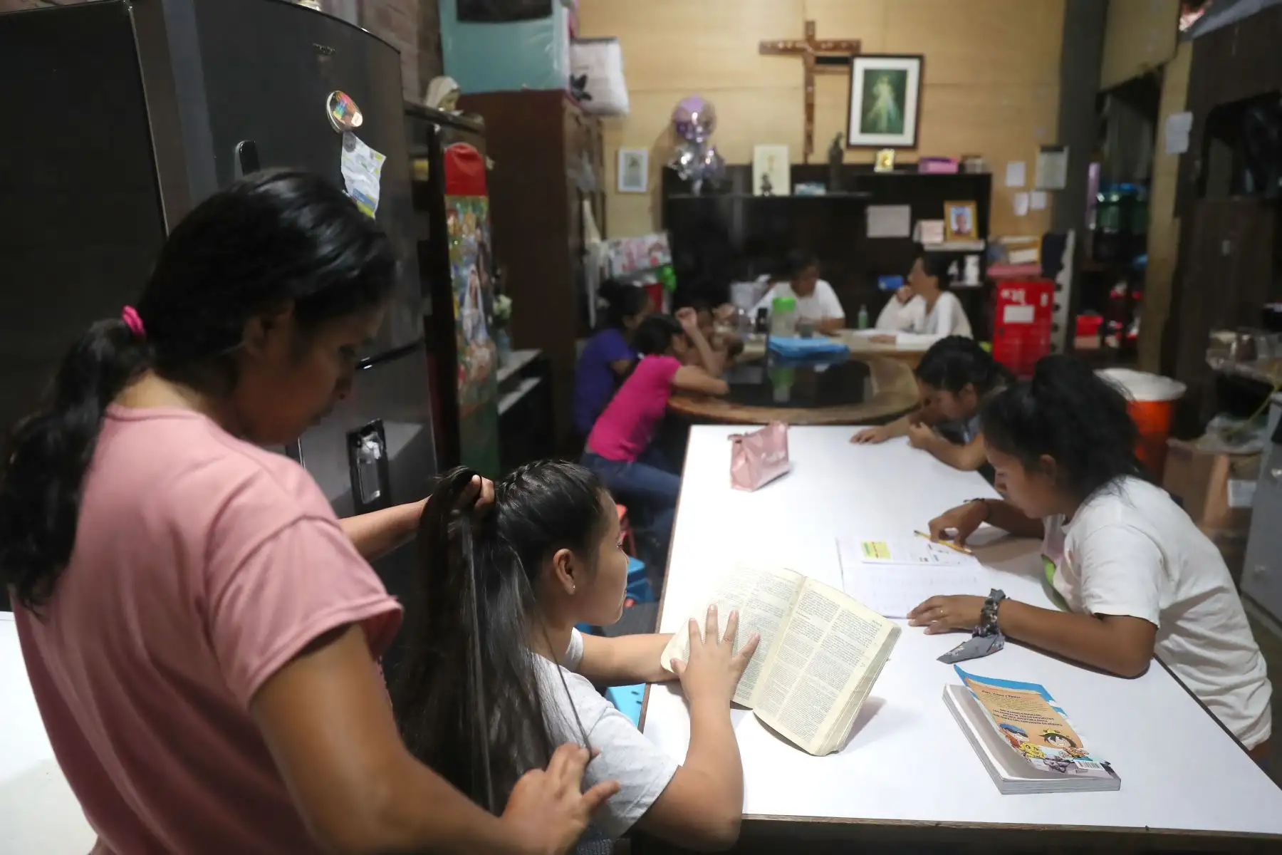 Las niñas tienen entre 4 y 10 años, mientras que las adolescentes entre 12 y 20 años. Todas comparten una historia semejante: fueron víctimas de maltrato de parte de sus progenitores o su madre falleció o no pudo sostenerlas emocionalmente en su infancia porque tenían un problema de adicción o de salud mental o de violencia, también. 
Foto: ANDINA/Ricardo Cuba
