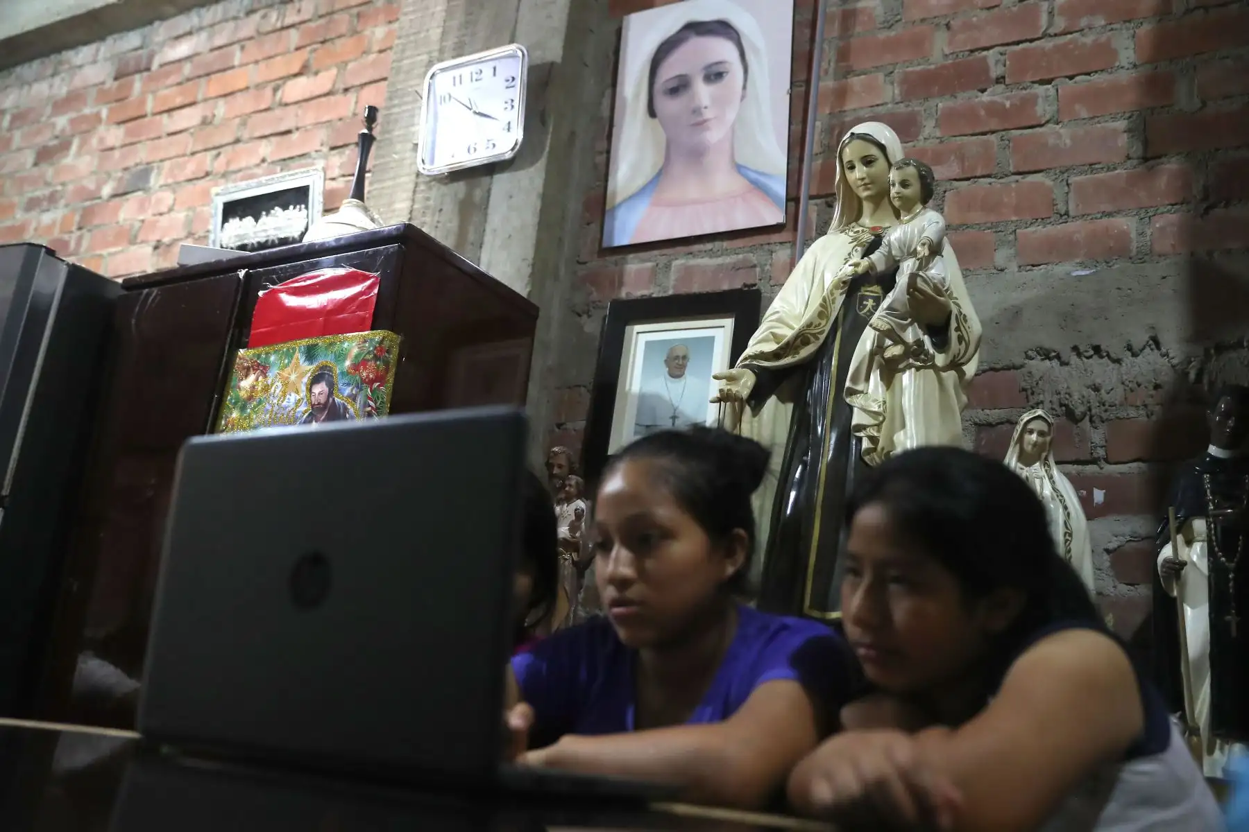 La casa hogar Talitha Kum acoge a niñas, adolescentes y jóvenes que han pasado por momentos muy díficiles durante sus primeros años de vida, pero gracias al amor de la madre María Ramona Córdova y la solidaridad de personas que las apoyan, viven su presente con cariño y confianza.
Foto: ANDINA/Ricardo Cuba