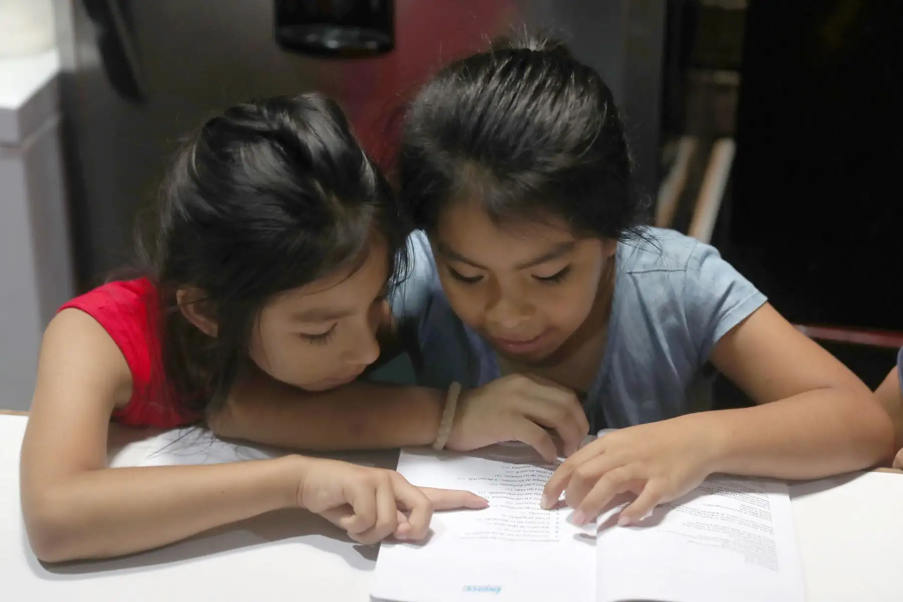Las niñas tienen entre 4 y 10 años, mientras que las adolescentes entre 12 y 20 años. Todas comparten una historia semejante: fueron víctimas de maltrato de parte de sus progenitores o su madre falleció o no pudo sostenerlas emocionalmente en su infancia porque tenían un problema de adicción o de salud mental o de violencia, también. 
Foto: ANDINA/Ricardo Cuba