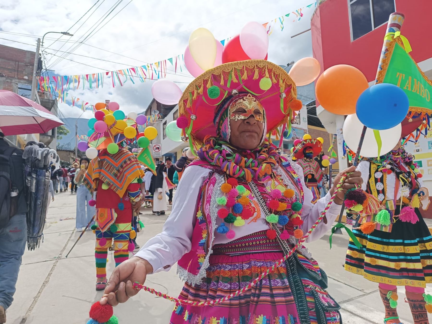 Delegaciones representativas de anexos y distritos participaron del concurso de comparsas que dio inicio a los festejos del carnaval en la provincia de Huaytará. Foto: Flor Hidalgo