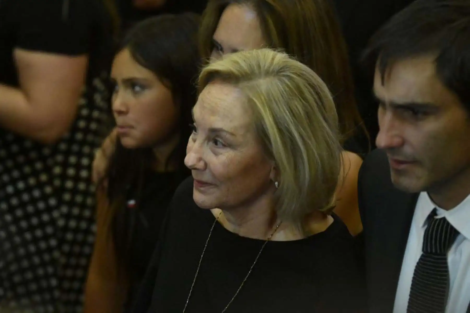 La esposa del fallecido expresidente Sebastián Piñera, Cecilia Morel, asiste al funeral de estado de su marido en el Palacio del Congreso Nacional en Santiago. Foto: AFP