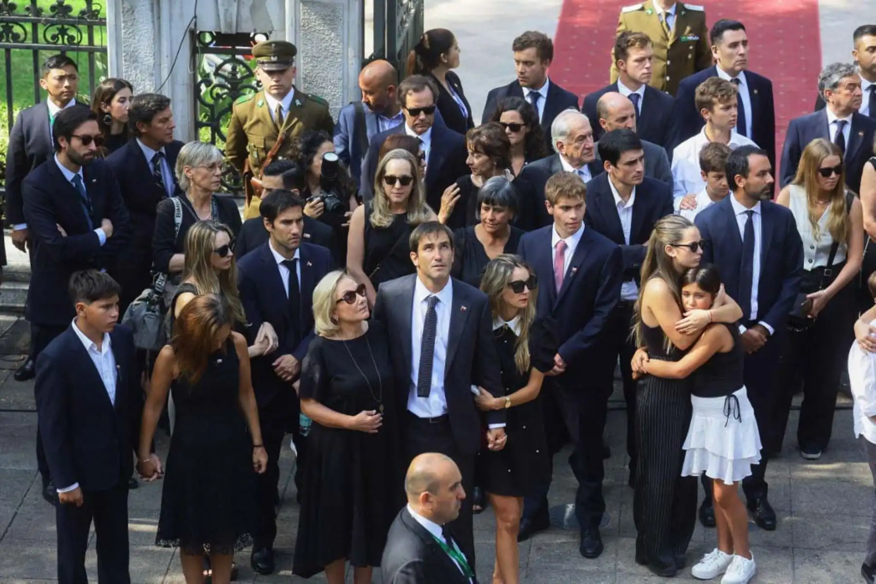 Familiares del fallecido expresidente Sebastián Piñera, Cecilia Morel, asisten al funeral de estado de su marido en el Palacio del Congreso Nacional en Santiago. Foto: AFP