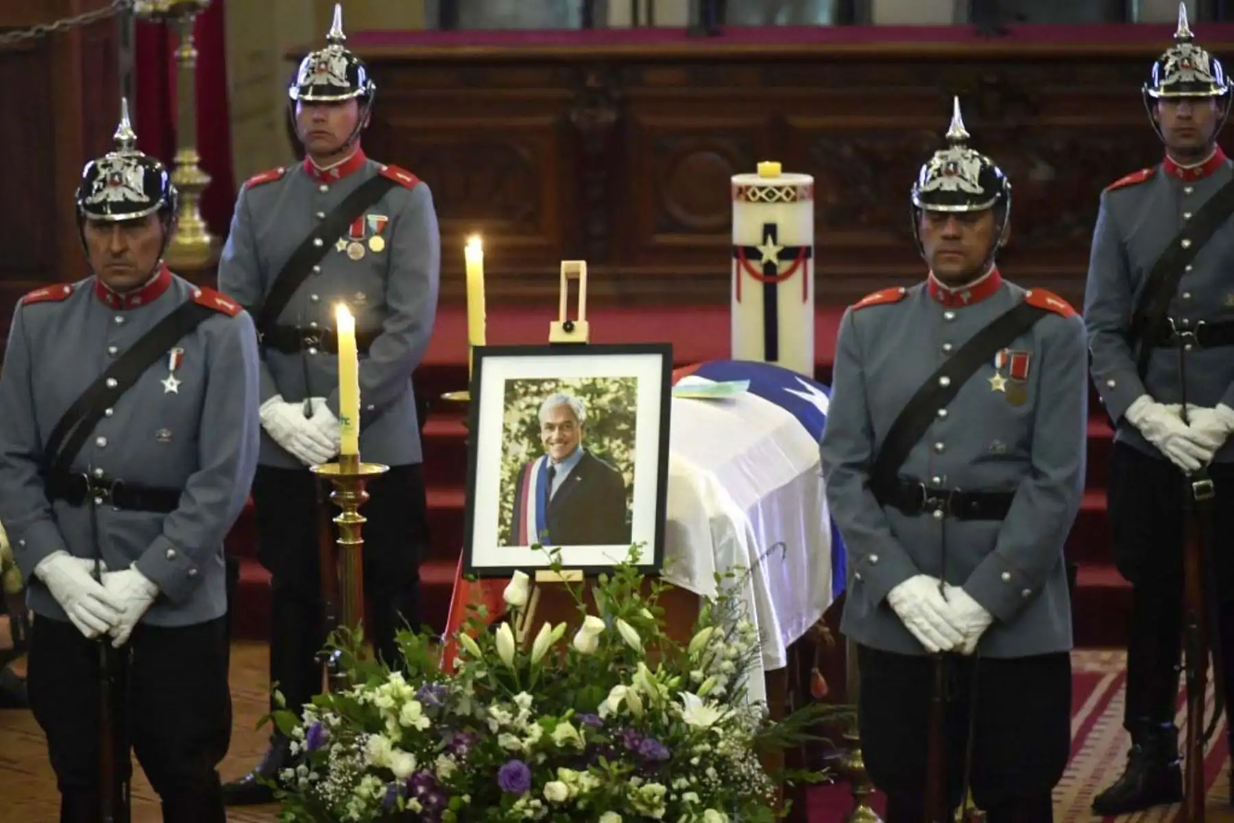 Carabineros custodian el ataúd del fallecido expresidente Sebastián Piñera durante su funeral de estado en el Palacio del Congreso Nacional en Santiago. Foto: AFP