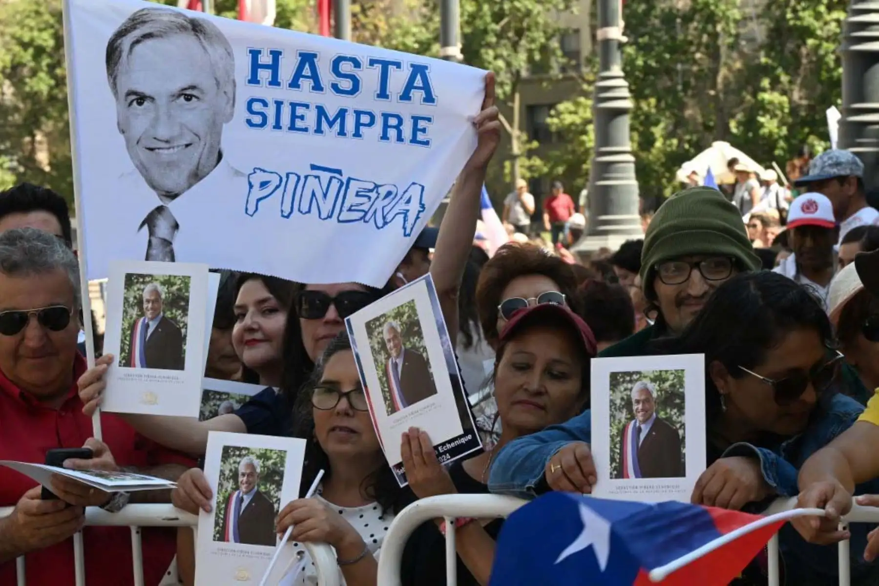 Los partidarios del difunto ex presidente de Chile, Sebastián Piñera, se reúnen frente a La Moneda para presentar sus últimos respetos durante el funeral de estado en Santiago. Foto: AFP