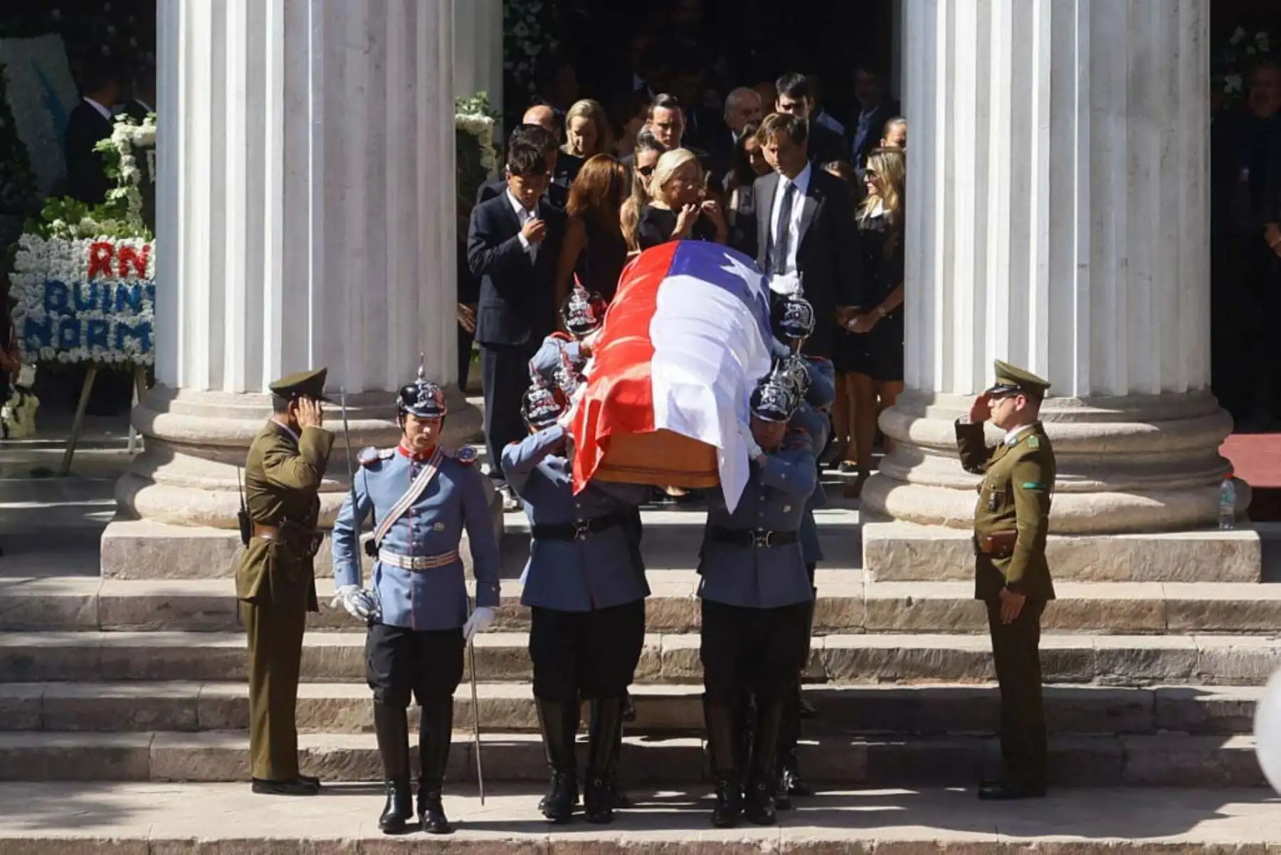 Carabineros transportan el ataúd del fallecido expresidente de Chile Sebastián Piñera durante su funeral de estado en el Palacio del Congreso Nacional en Santiago. Foto: AFP
