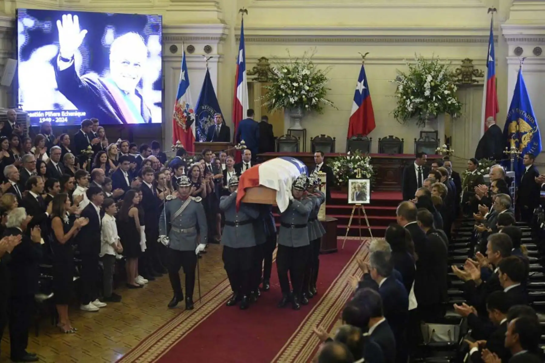 Carabineros transportan el ataúd del fallecido expresidente de Chile Sebastián Piñera durante su funeral de estado en el Palacio del Congreso Nacional en Santiago. Foto: AFP