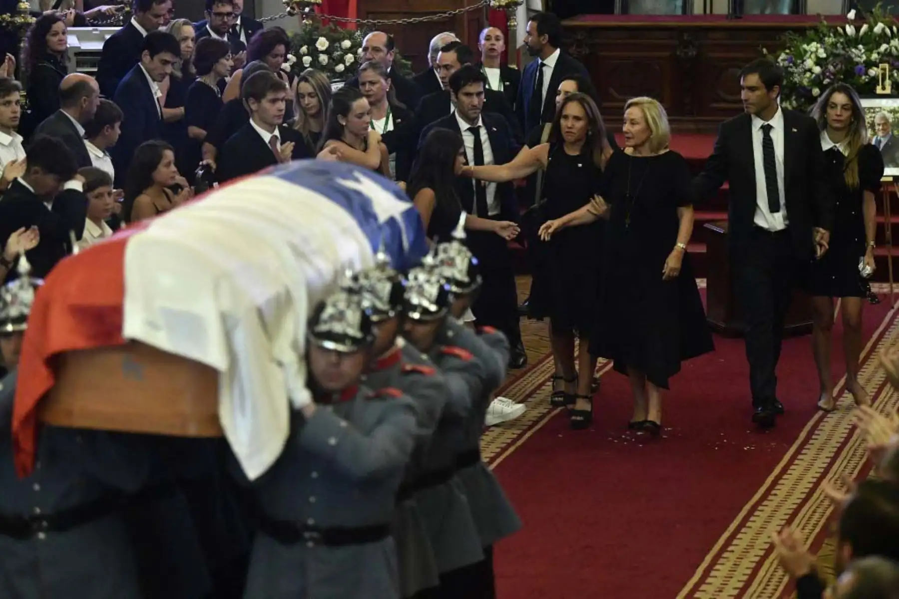 La esposa del fallecido expresidente Sebastián Piñera, Cecilia Morel, asiste al funeral de estado de su marido en el Palacio del Congreso Nacional en Santiago. Foto: AFP