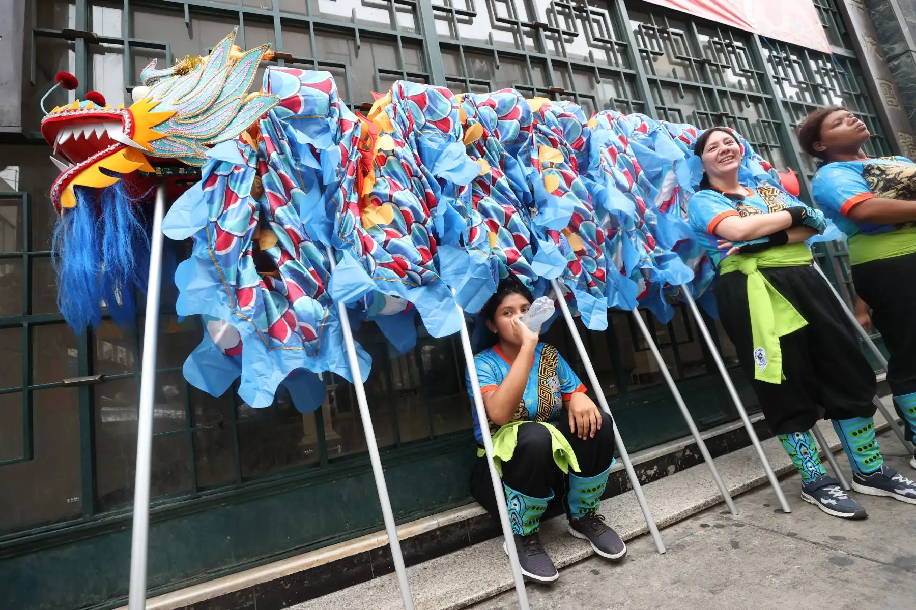 Comunidad china en el Perú celebra con vibrante pasacalle en la calle Capón el inicio del Año del Dragón de Madera

Foto: ANDINA/Juan Carlos Guzmán Negrini