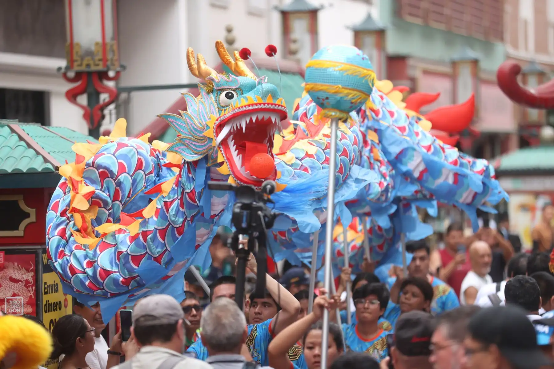 Un ambiente de fiesta se observa en las inmediaciones de la céntrica calle Capón, donde se ubica el tradicional Barrio chino en Lima, al celebrar el Año nuevo lunar y el inicio del año del Dragón, considerado, en el zodiaco del gigante asiático, un símbolo de poder, vitalidad y buena fortuna. Foto: ANDINA/ Juan Carlos Guzmán