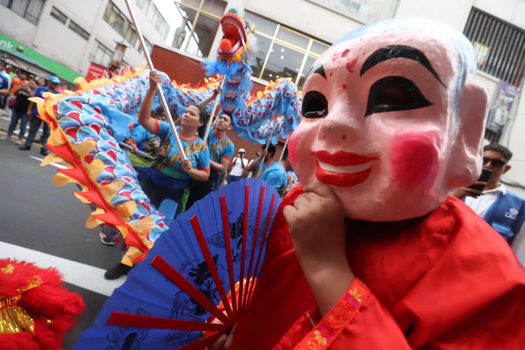 Fuegos artificiales, coloridas danzas, el desfile del dragón y una serie de actividades simbólicas enmarcan la festividad. Como ocurre en todos los barrios chinos en el mundo, la comunidad china afincada en nuestro país celebra el inicio del Año Nuevo con tradicionales actos. Foto: ANDINA/ Juan Carlos Guzmán