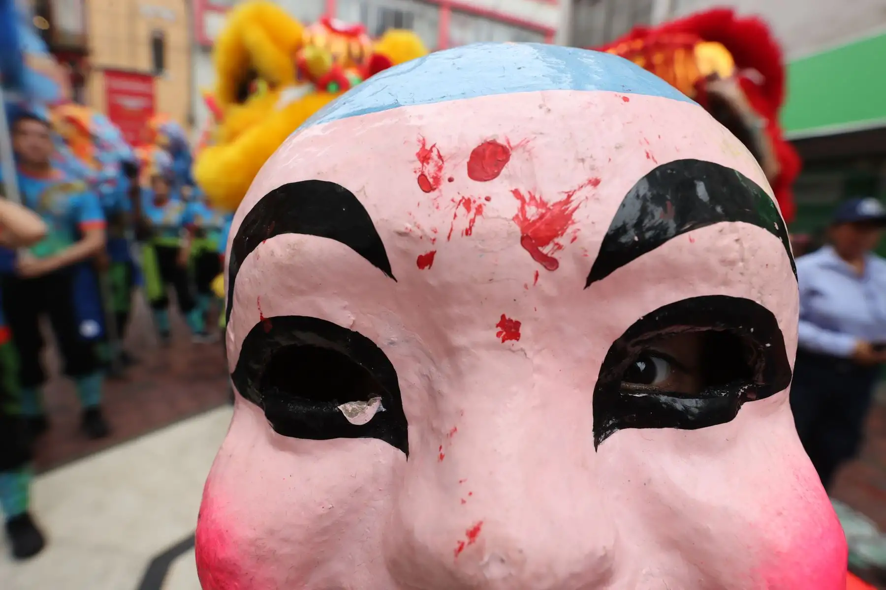 Fuegos artificiales, coloridas danzas, el desfile del dragón y una serie de actividades simbólicas enmarcan la festividad. Como ocurre en todos los barrios chinos en el mundo, la comunidad china afincada en nuestro país celebra el inicio del Año Nuevo con tradicionales actos. Foto: ANDINA/ Juan Carlos Guzmán