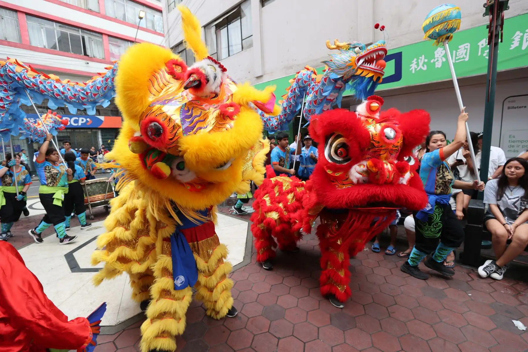 Fuegos artificiales, coloridas danzas, el desfile del dragón y una serie de actividades simbólicas enmarcan la festividad. Como ocurre en todos los barrios chinos en el mundo, la comunidad china afincada en nuestro país celebra el inicio del Año Nuevo con tradicionales actos. Foto: ANDINA/ Juan Carlos Guzmán