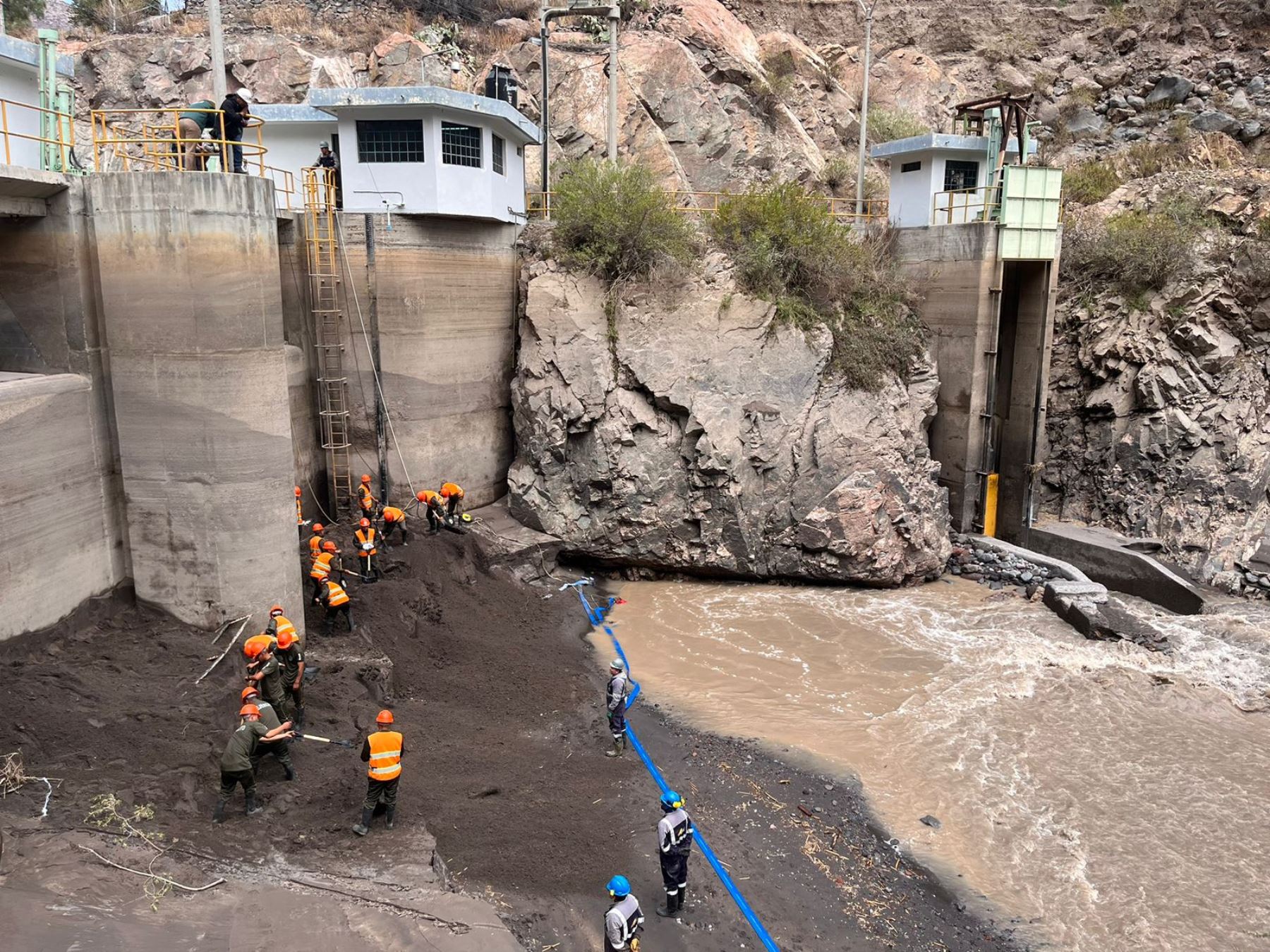 Personal del Ejército en Arequipa realiza trabajos de descolmatación en las plantas de tratamiento de Sedapar para garantizar el servicio de agua potable en la ciudad blanca. ANDINA/Difusión