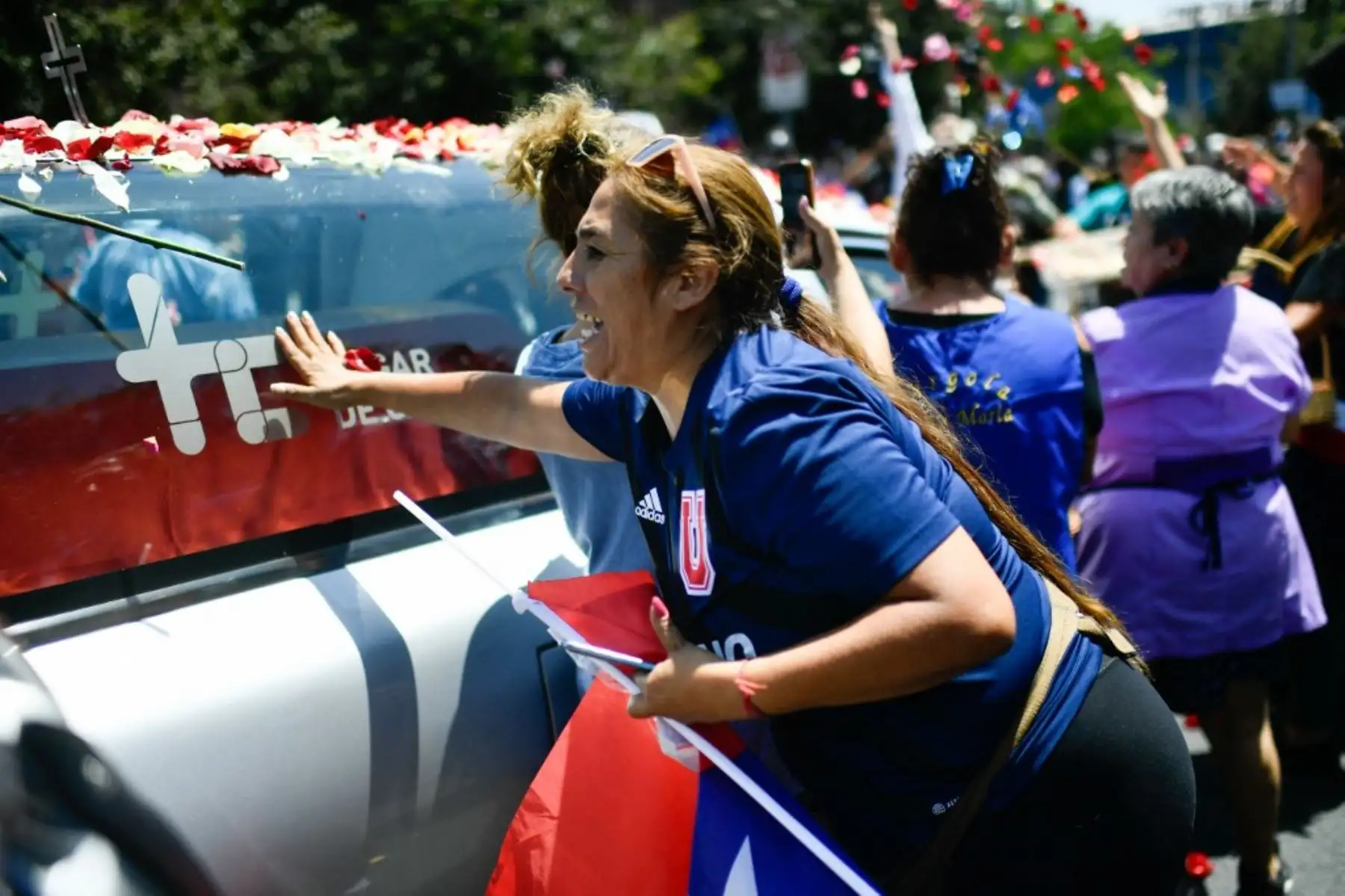 Chilenos saludan el ataúd del fallecido expresidente de Chile Sebastián Piñera durante su funeral de estado en Santiago. Foto: AFP