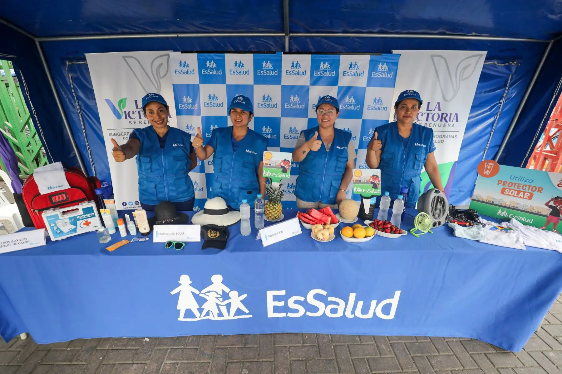 Cuatro especialistas en nutrición, emergencia, dermatología y pediatría salieron a las calles para informar sobre cómo cuidarse de las altas temperaturas. La primera parada fue el emporio de Gamarra. Foto:ANDINA/ EsSalud