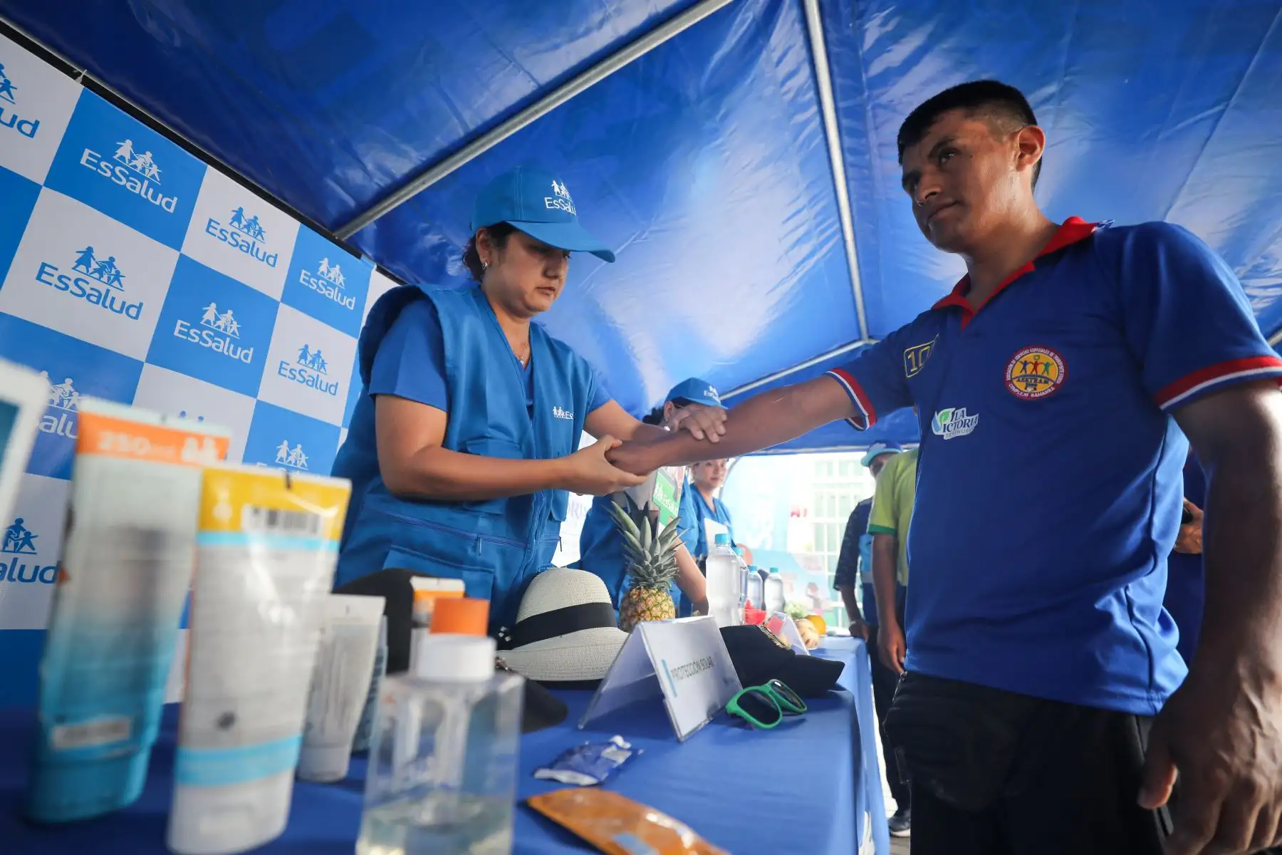 Cuatro especialistas en nutrición, emergencia, dermatología y pediatría salieron a las calles para informar sobre cómo cuidarse de las altas temperaturas. La primera parada fue el emporio de Gamarra. Foto:ANDINA/ EsSalud