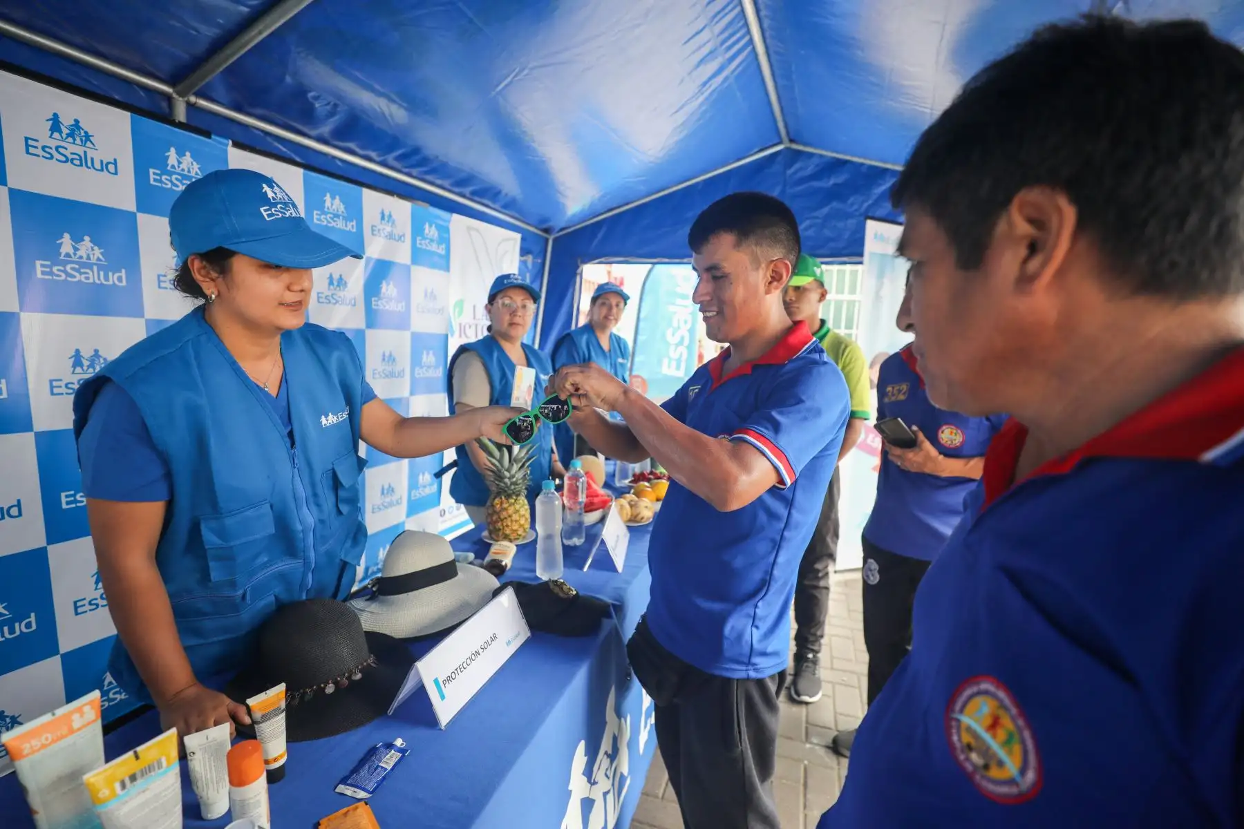 Cuatro especialistas en nutrición, emergencia, dermatología y pediatría salieron a las calles para informar sobre cómo cuidarse de las altas temperaturas. La primera parada fue el emporio de Gamarra. Foto:ANDINA/ EsSalud