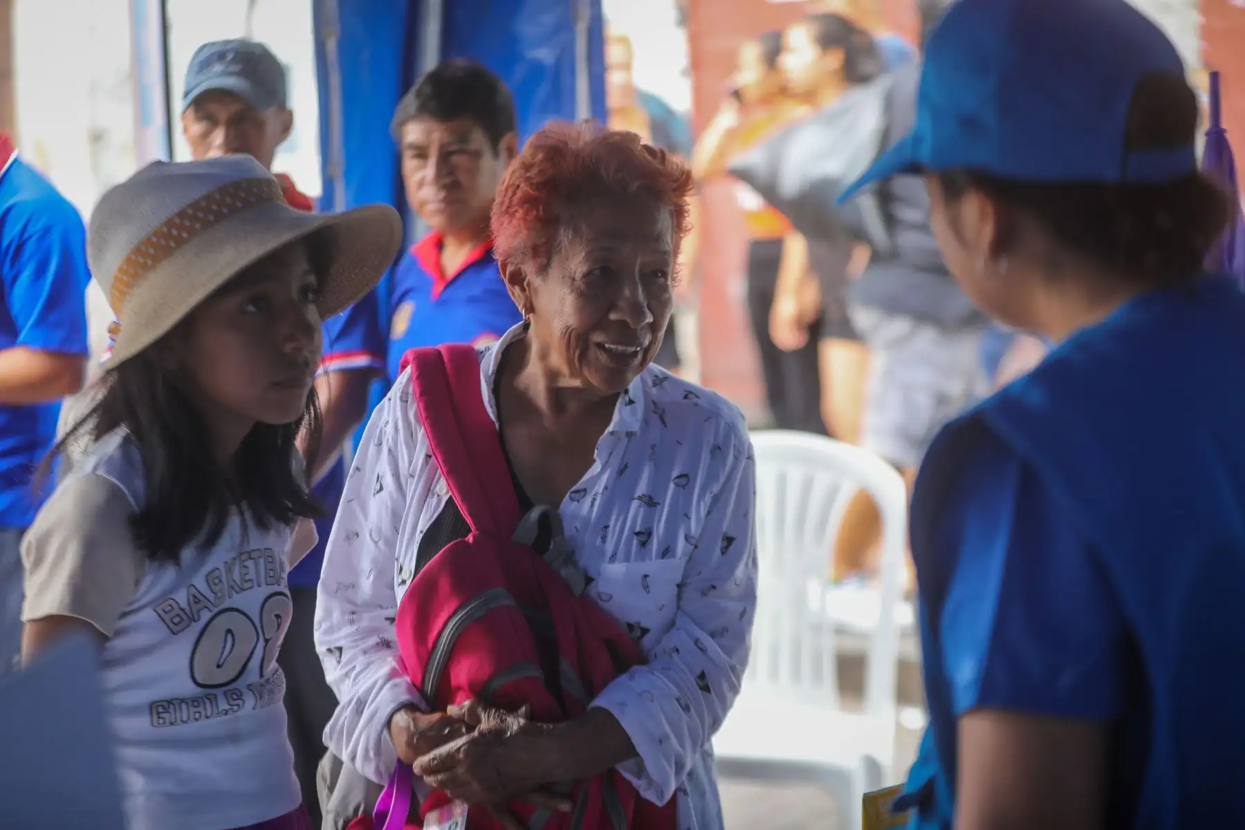 Cuatro especialistas en nutrición, emergencia, dermatología y pediatría salieron a las calles para informar sobre cómo cuidarse de las altas temperaturas. La primera parada fue el emporio de Gamarra. Foto:ANDINA/ EsSalud