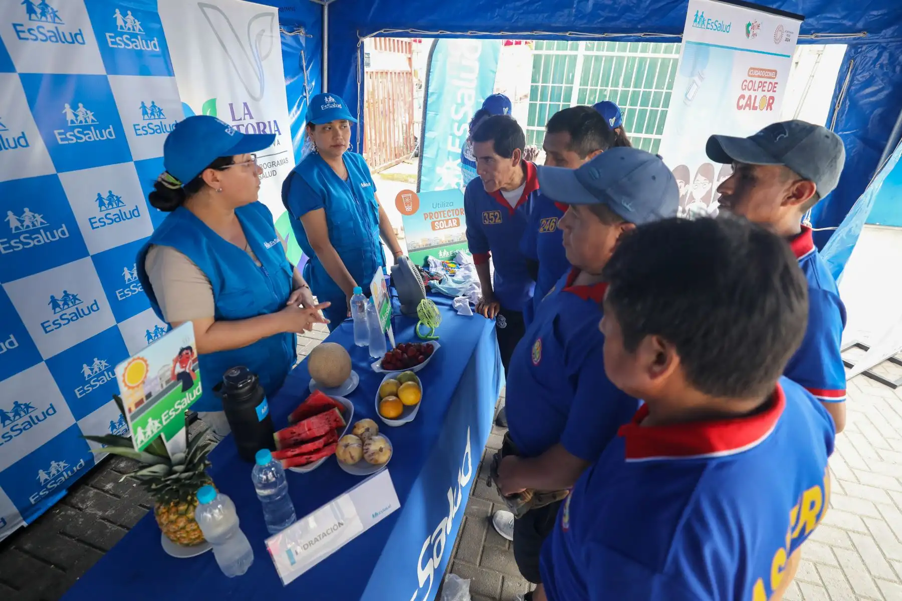 Cuatro especialistas en nutrición, emergencia, dermatología y pediatría salieron a las calles para informar sobre cómo cuidarse de las altas temperaturas. La primera parada fue el emporio de Gamarra. Foto:ANDINA/ EsSalud
