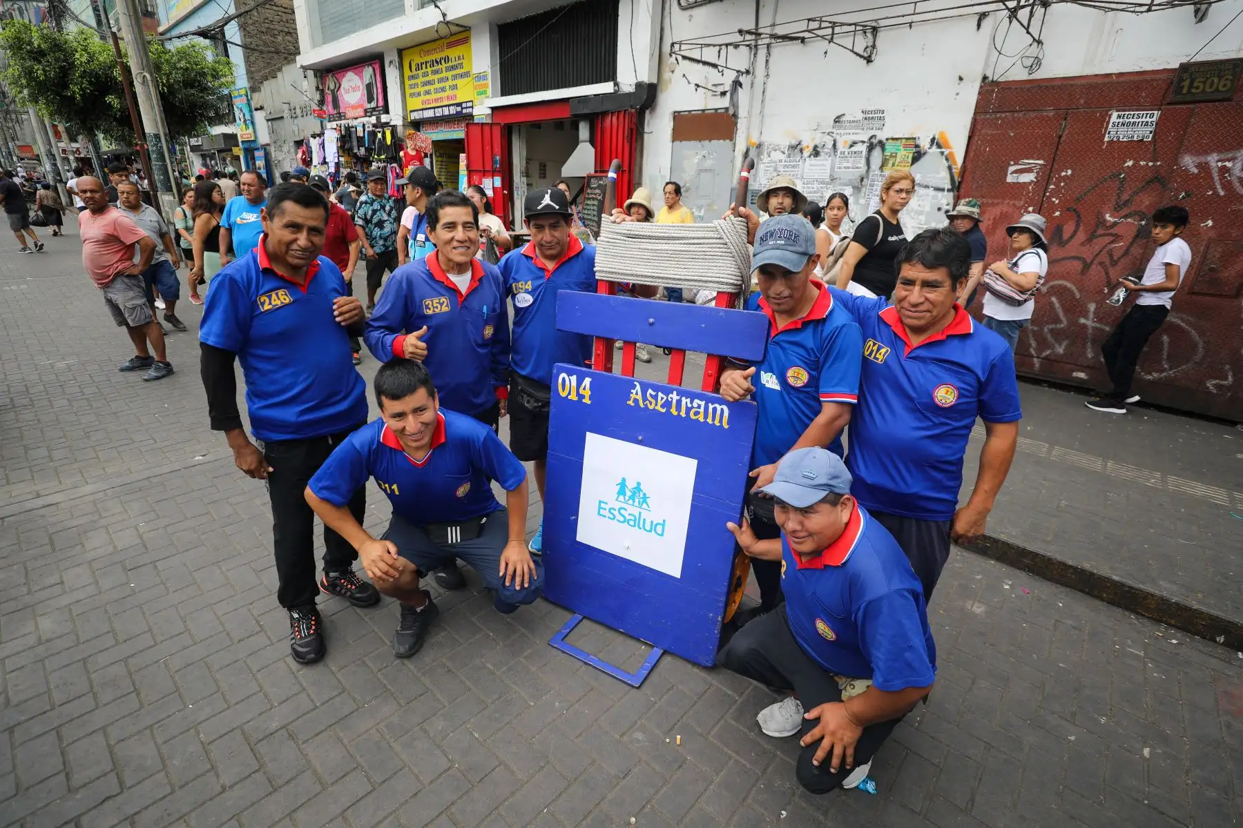 Cuatro especialistas en nutrición, emergencia, dermatología y pediatría salieron a las calles para informar sobre cómo cuidarse de las altas temperaturas. La primera parada fue el emporio de Gamarra. Foto:ANDINA/ EsSalud