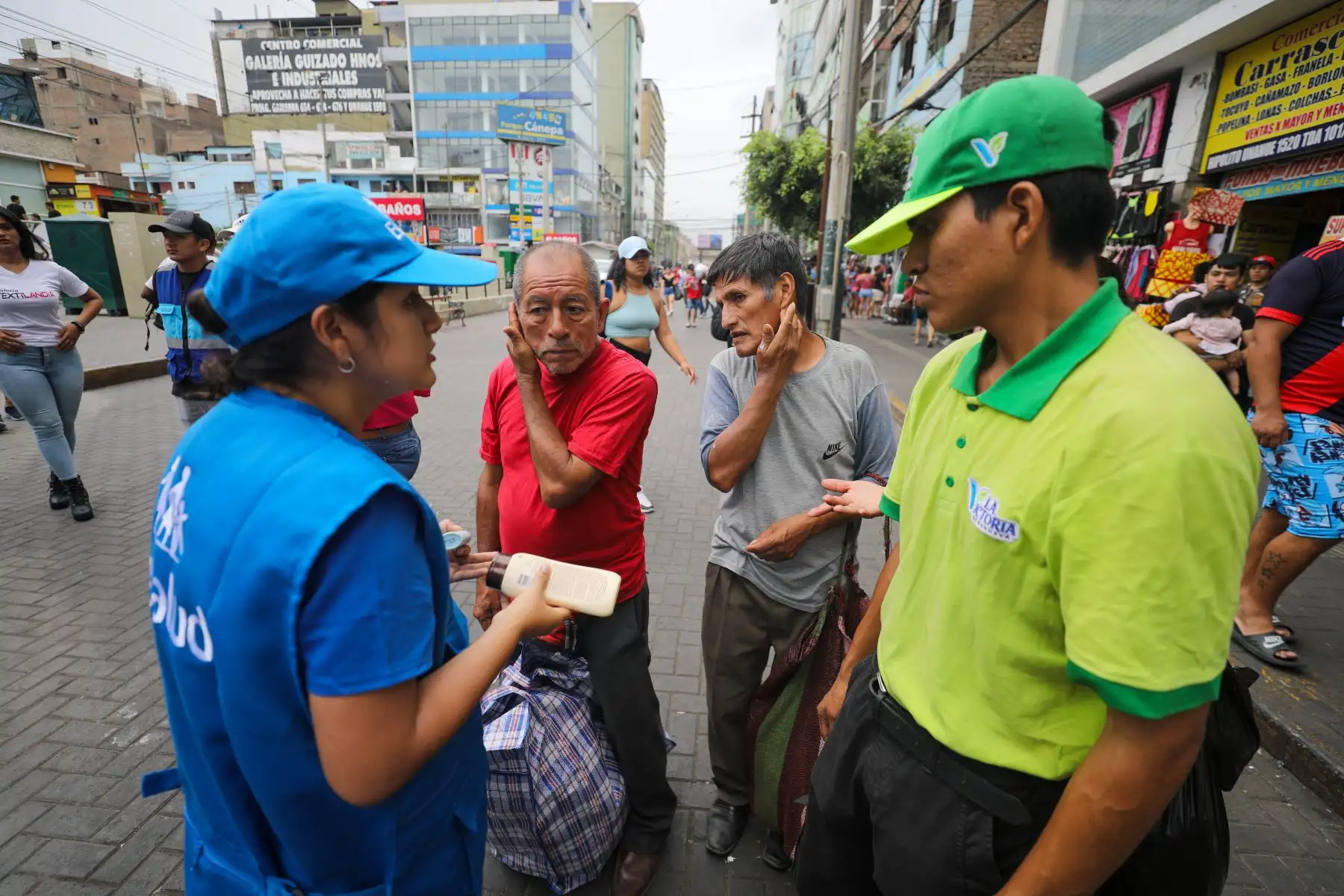Cuatro especialistas en nutrición, emergencia, dermatología y pediatría salieron a las calles para informar sobre cómo cuidarse de las altas temperaturas. La primera parada fue el emporio de Gamarra. Foto:ANDINA/ EsSalud