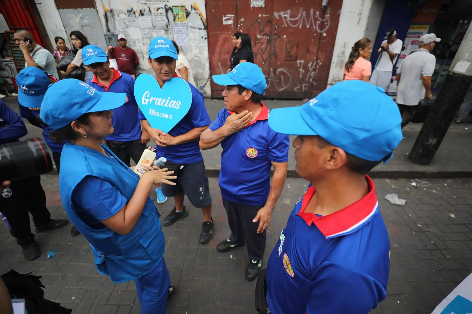 Cuatro especialistas en nutrición, emergencia, dermatología y pediatría salieron a las calles para informar sobre cómo cuidarse de las altas temperaturas. La primera parada fue el emporio de Gamarra. Foto:ANDINA/ EsSalud