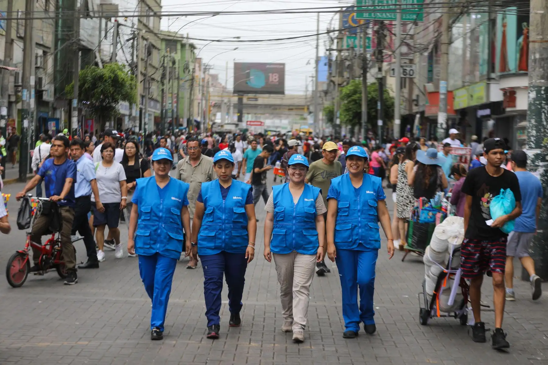 Cuatro especialistas en nutrición, emergencia, dermatología y pediatría salieron a las calles para informar sobre cómo cuidarse de las altas temperaturas. La primera parada fue el emporio de Gamarra. Foto:ANDINA/ EsSalud