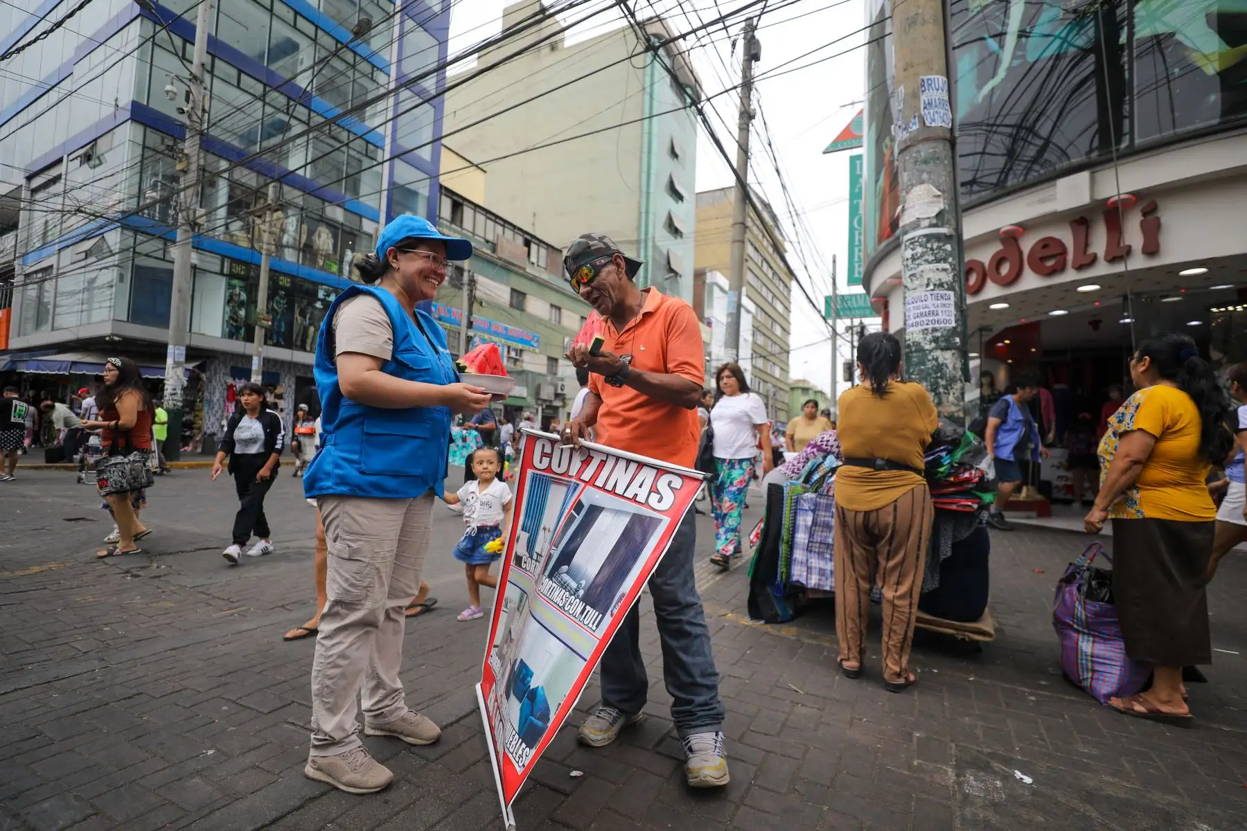 Cuatro especialistas en nutrición, emergencia, dermatología y pediatría salieron a las calles para informar sobre cómo cuidarse de las altas temperaturas. La primera parada fue el emporio de Gamarra. Foto:ANDINA/ EsSalud