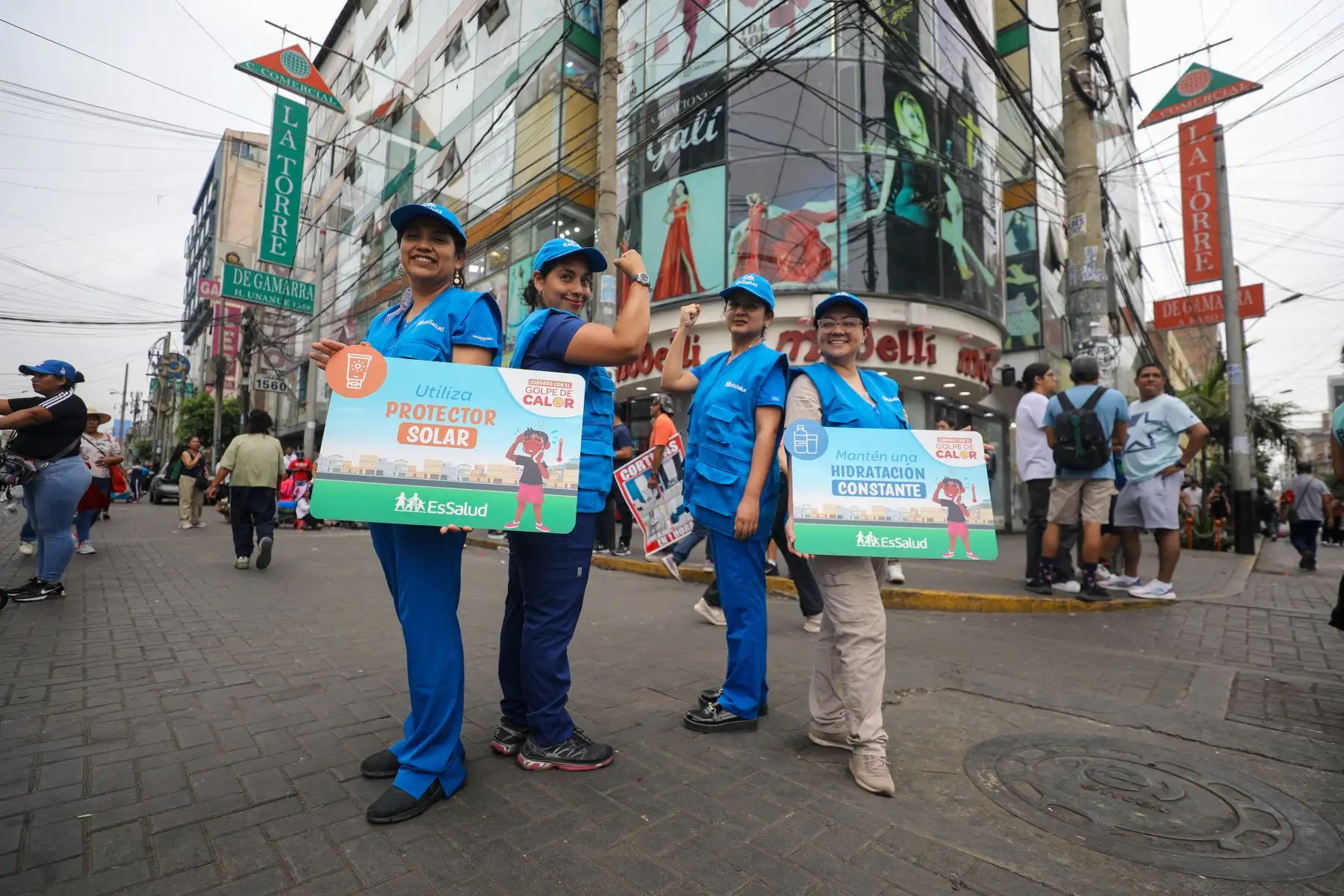 Cuatro especialistas en nutrición, emergencia, dermatología y pediatría salieron a las calles para informar sobre cómo cuidarse de las altas temperaturas. La primera parada fue el emporio de Gamarra. Foto:ANDINA/ EsSalud