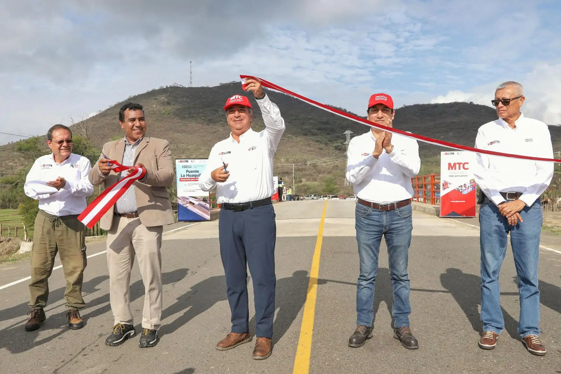 El Ministerio de Transportes y Comunicaciones (MTC) continúa la ampliación de la infraestructura vial del país. Como parte de ello, el titular del sector, Raúl Pérez Reyes, inauguró el puente La Huaquilla, ubicado en el distrito de Morropón. Foto: ANDINA/ MTC