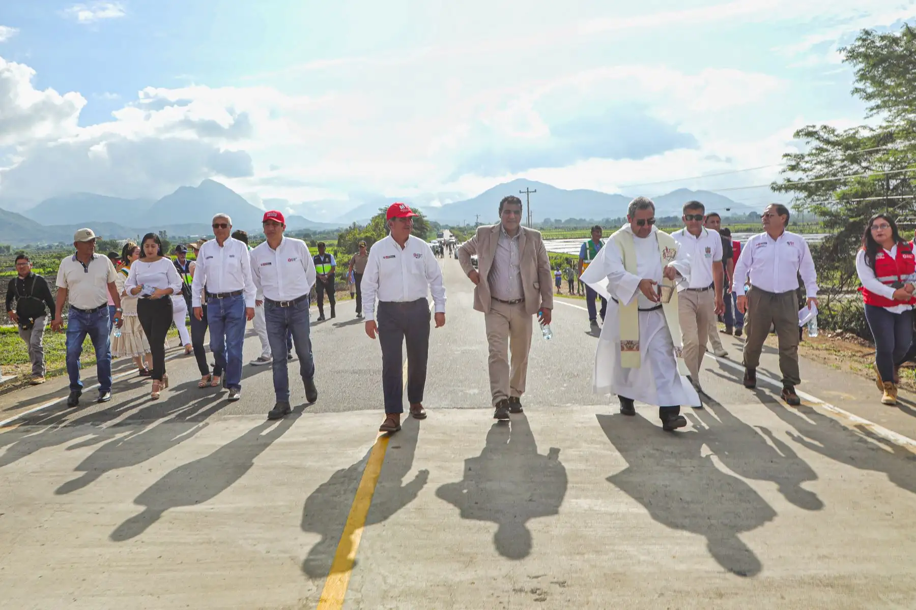 El Ministerio de Transportes y Comunicaciones (MTC) continúa la ampliación de la infraestructura vial del país. Como parte de ello, el titular del sector, Raúl Pérez Reyes, inauguró el puente La Huaquilla, ubicado en el distrito de Morropón. Foto: ANDINA/ MTC
