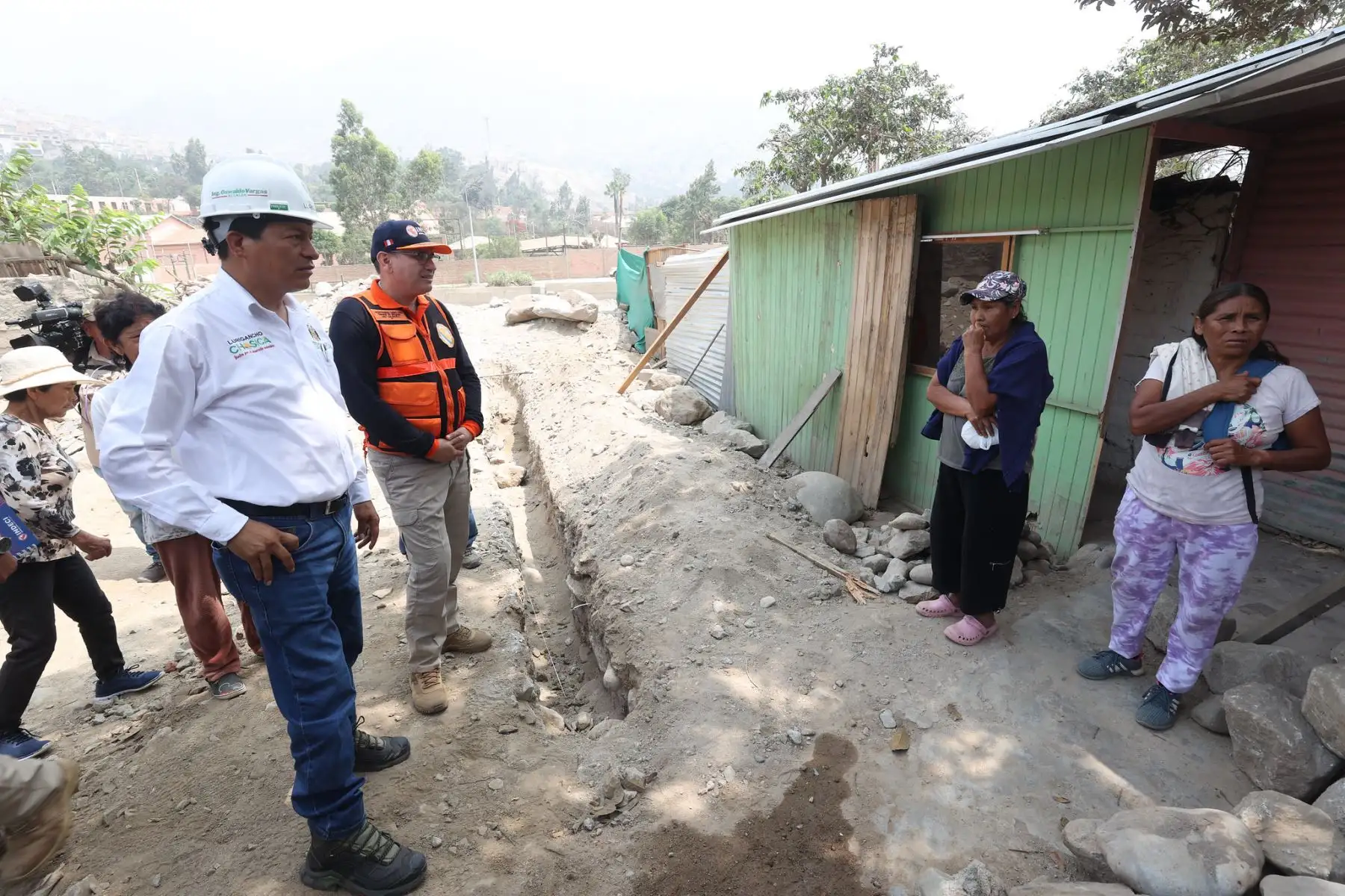 Miembros del Batallón de Ingeniería N°21 del Ejército del Perú realizaron tareas de limpieza y conformación de diques en ribera del río Rímac, sector Zarumilla, como medida de respuesta ante posible inundación.Asimismo, el jefe de Indeci estuvo en la zona por disposición del MINDEF a fin de supervisar trabajos de descolmatación en la quebrada Huascarán, y coordinar con la autoridad local con el objetivo de evaluar medidas preventivas en salvaguarda de la población.
Foto: ANDINA/MINDEF