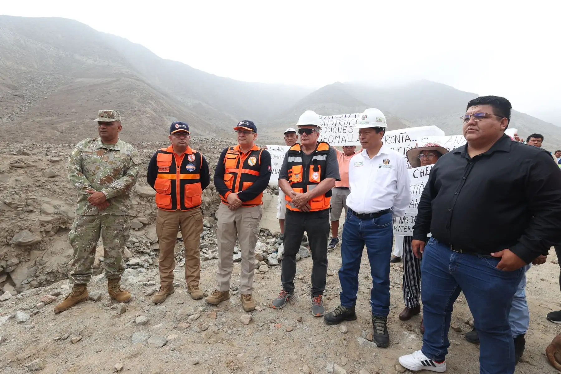 Miembros del Batallón de Ingeniería N°21 del Ejército del Perú realizaron tareas de limpieza y conformación de diques en ribera del río Rímac, sector Zarumilla, como medida de respuesta ante posible inundación.Asimismo, el jefe de Indeci estuvo en la zona por disposición del MINDEF a fin de supervisar trabajos de descolmatación en la quebrada Huascarán, y coordinar con la autoridad local con el objetivo de evaluar medidas preventivas en salvaguarda de la población.
Foto: ANDINA/MINDEF