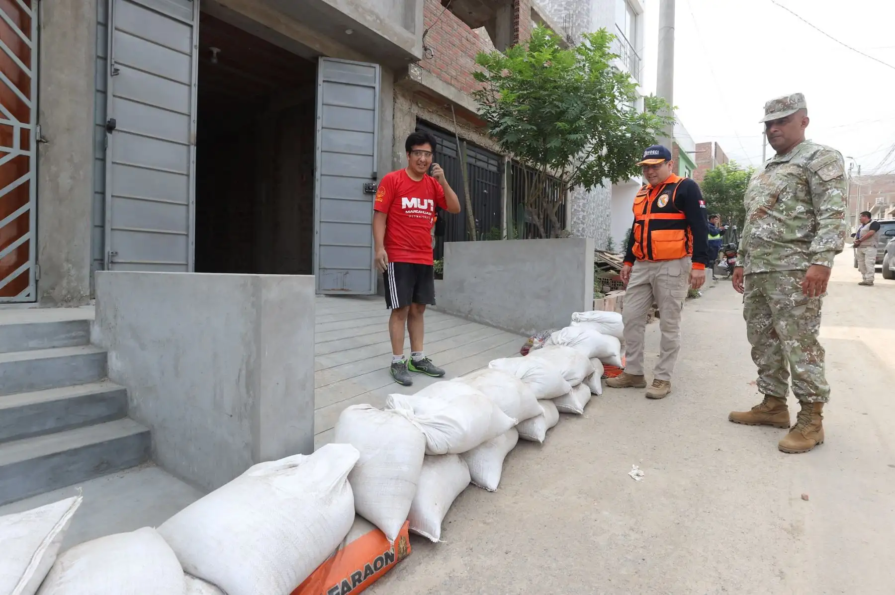 Miembros del Batallón de Ingeniería N°21 del Ejército del Perú realizaron tareas de limpieza y conformación de diques en ribera del río Rímac, sector Zarumilla, como medida de respuesta ante posible inundación.Asimismo, el jefe de Indeci estuvo en la zona por disposición del MINDEF a fin de supervisar trabajos de descolmatación en la quebrada Huascarán, y coordinar con la autoridad local con el objetivo de evaluar medidas preventivas en salvaguarda de la población.
Foto: ANDINA/MINDEF