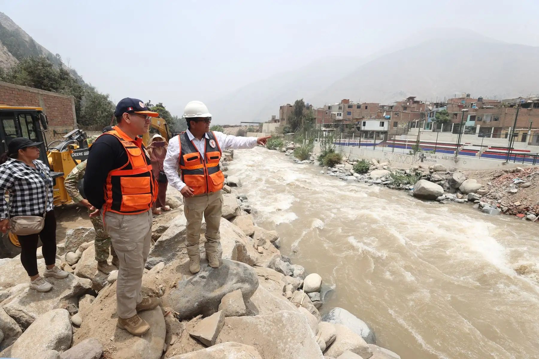 Miembros del Batallón de Ingeniería N°21 del Ejército del Perú realizaron tareas de limpieza y conformación de diques en ribera del río Rímac, sector Zarumilla, como medida de respuesta ante posible inundación.Asimismo, el jefe de Indeci estuvo en la zona por disposición del MINDEF a fin de supervisar trabajos de descolmatación en la quebrada Huascarán, y coordinar con la autoridad local con el objetivo de evaluar medidas preventivas en salvaguarda de la población.
Foto: ANDINA/MINDEF