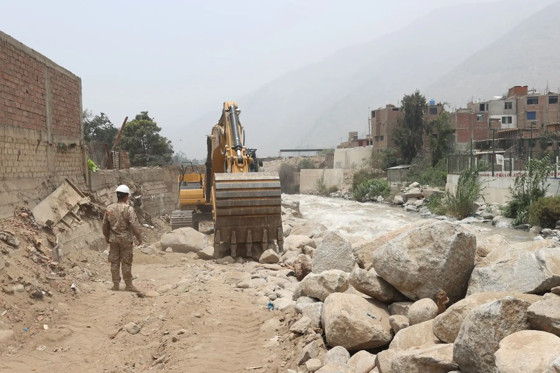 Miembros del Batallón de Ingeniería N°21 del Ejército del Perú realizaron tareas de limpieza y conformación de diques en ribera del río Rímac, sector Zarumilla, como medida de respuesta ante posible inundación.Asimismo, el jefe de Indeci estuvo en la zona por disposición del MINDEF a fin de supervisar trabajos de descolmatación en la quebrada Huascarán, y coordinar con la autoridad local con el objetivo de evaluar medidas preventivas en salvaguarda de la población.
Foto: ANDINA/MINDEF