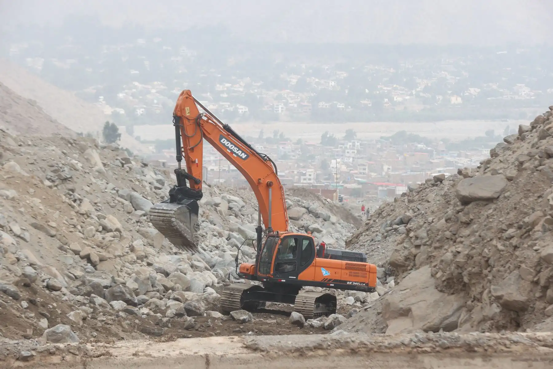 Miembros del Batallón de Ingeniería N°21 del Ejército del Perú realizaron tareas de limpieza y conformación de diques en ribera del río Rímac, sector Zarumilla, como medida de respuesta ante posible inundación.Asimismo, el jefe de Indeci estuvo en la zona por disposición del MINDEF a fin de supervisar trabajos de descolmatación en la quebrada Huascarán, y coordinar con la autoridad local con el objetivo de evaluar medidas preventivas en salvaguarda de la población.
Foto: ANDINA/MINDEF