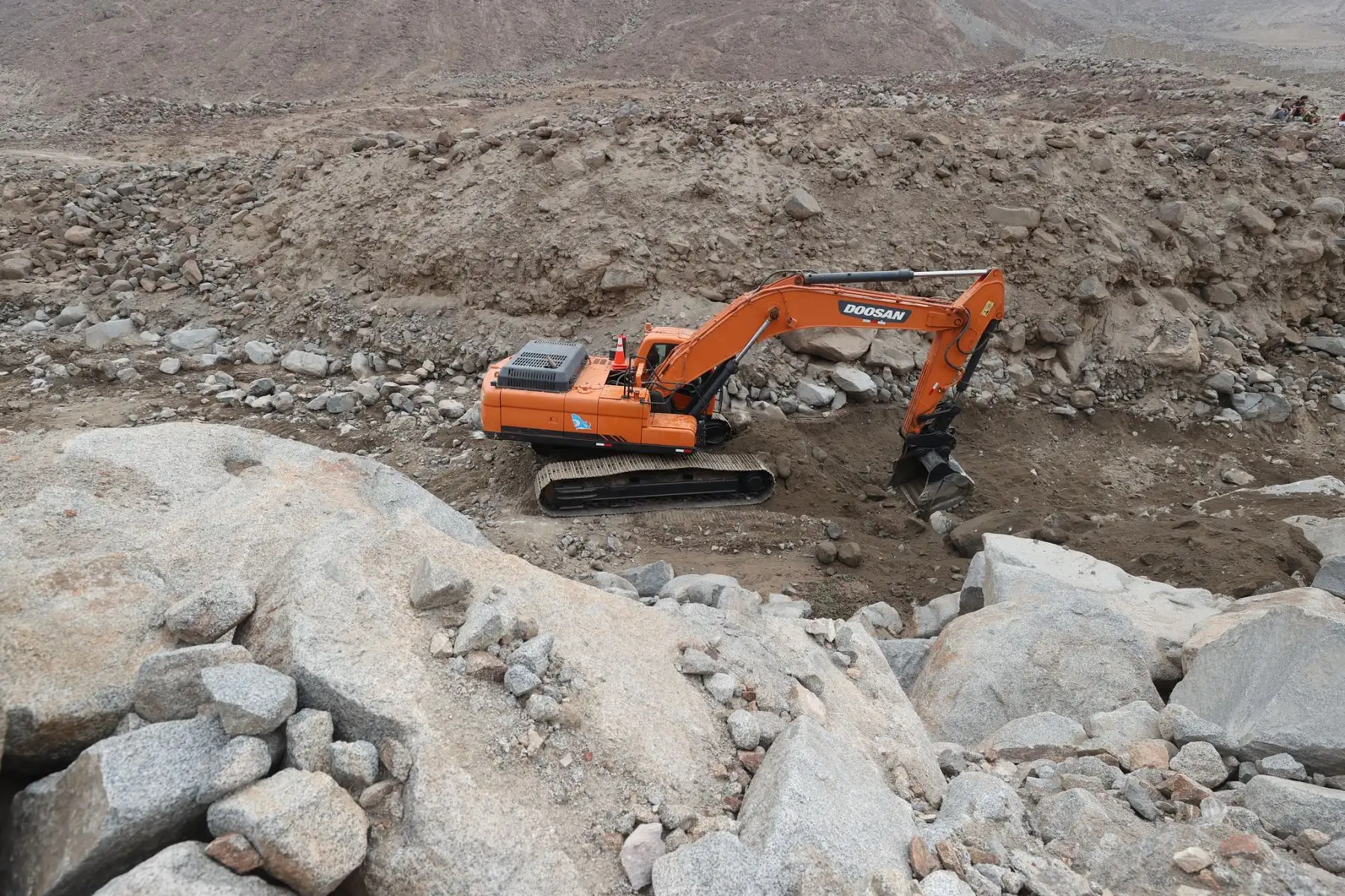 Miembros del Batallón de Ingeniería N°21 del Ejército del Perú realizaron tareas de limpieza y conformación de diques en ribera del río Rímac, sector Zarumilla, como medida de respuesta ante posible inundación.Asimismo, el jefe de Indeci estuvo en la zona por disposición del MINDEF a fin de supervisar trabajos de descolmatación en la quebrada Huascarán, y coordinar con la autoridad local con el objetivo de evaluar medidas preventivas en salvaguarda de la población.
Foto: ANDINA/MINDEF